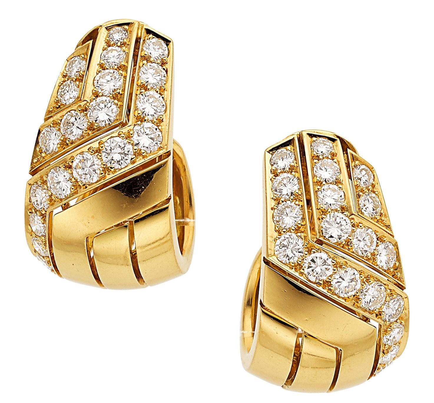 Cartier Vintage 18k Yellow Gold Clip On Earrings Appx 2.50 Ct Diamonds 1990s

Gorgeous Vintage Earrings by Cartier
1990s
Total Length = 1