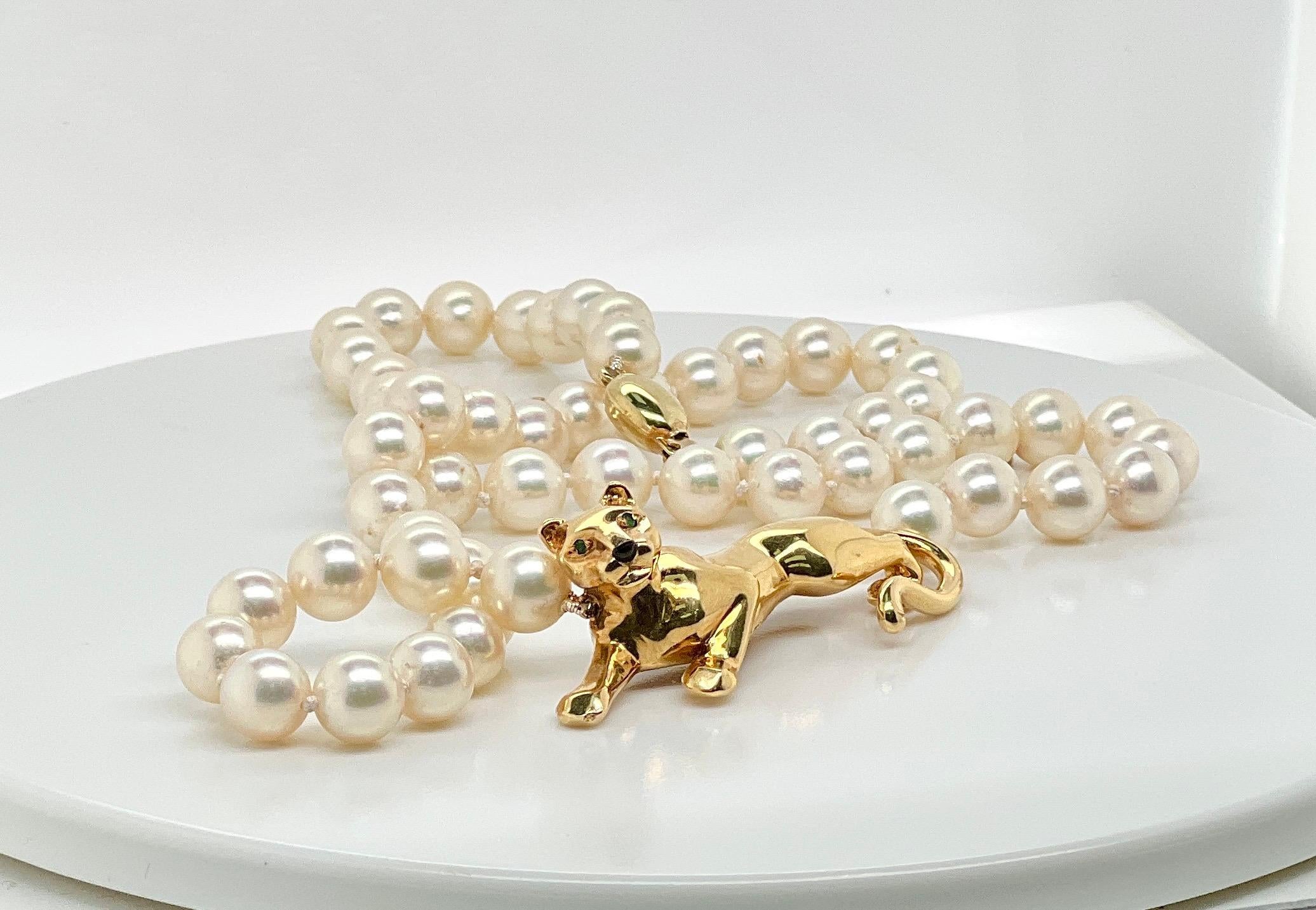 Collier vintage Cartier en or jaune 18k avec émeraudes et perles en forme de panthère

Ce collier panthère en perles vintage, à la fois féroce et élégant, est orné d'une panthère en or jaune 18 carats, avec des yeux en émeraude verte. Mélange