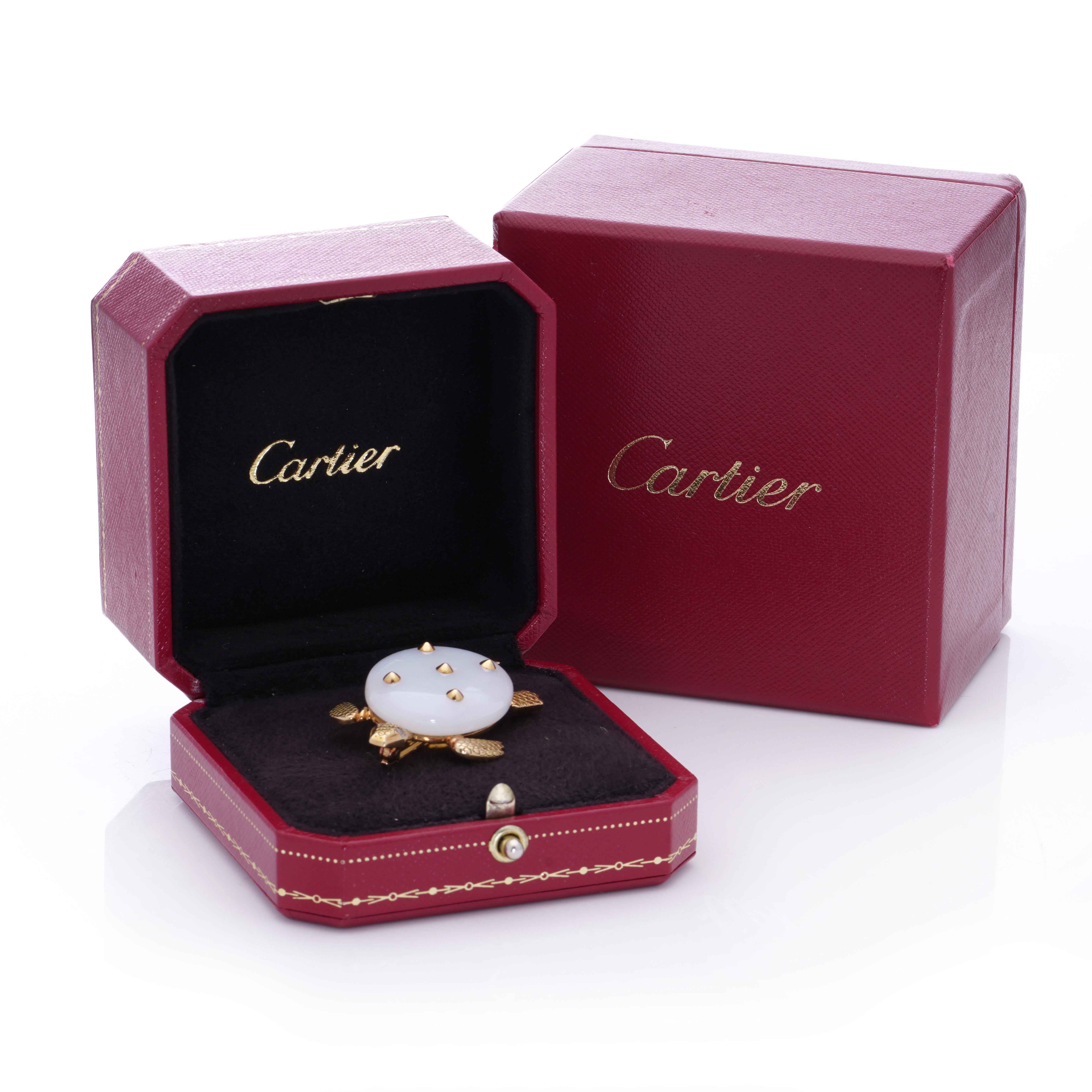 Taille ovale Cartier, broche tortue vintage en or jaune 18 carats et calcédoine blanche en vente