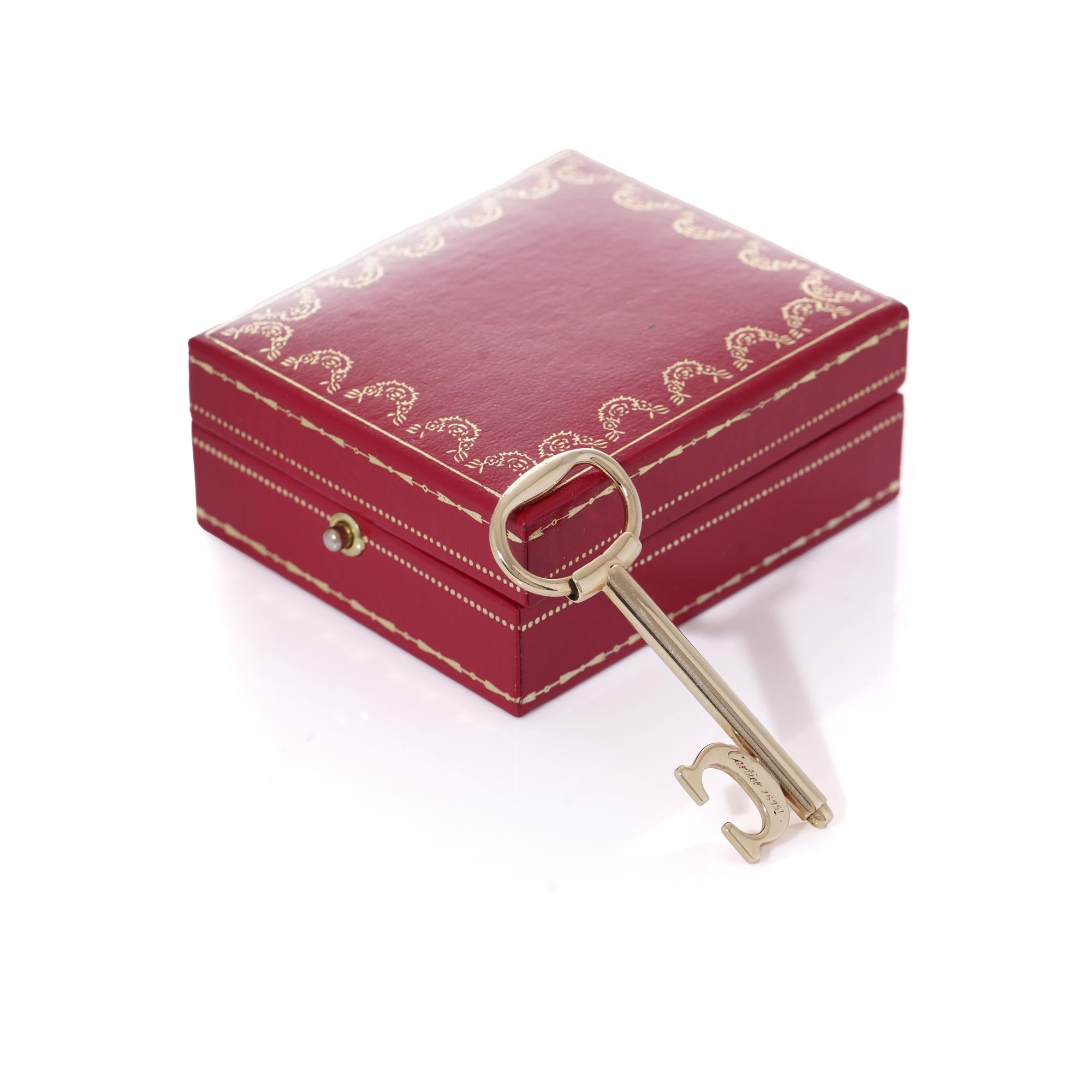Cartier Vintage 18kt. yellow gold Key Charm pendant/keyring.
Made in England, London, 1978
Hallmarked for Cartier, Serial number, and full English hallmarks.

The Dimensions:
Height x width: 6.1 x 2.4 cm
Weight: 11.00 grams.


Comes in must de