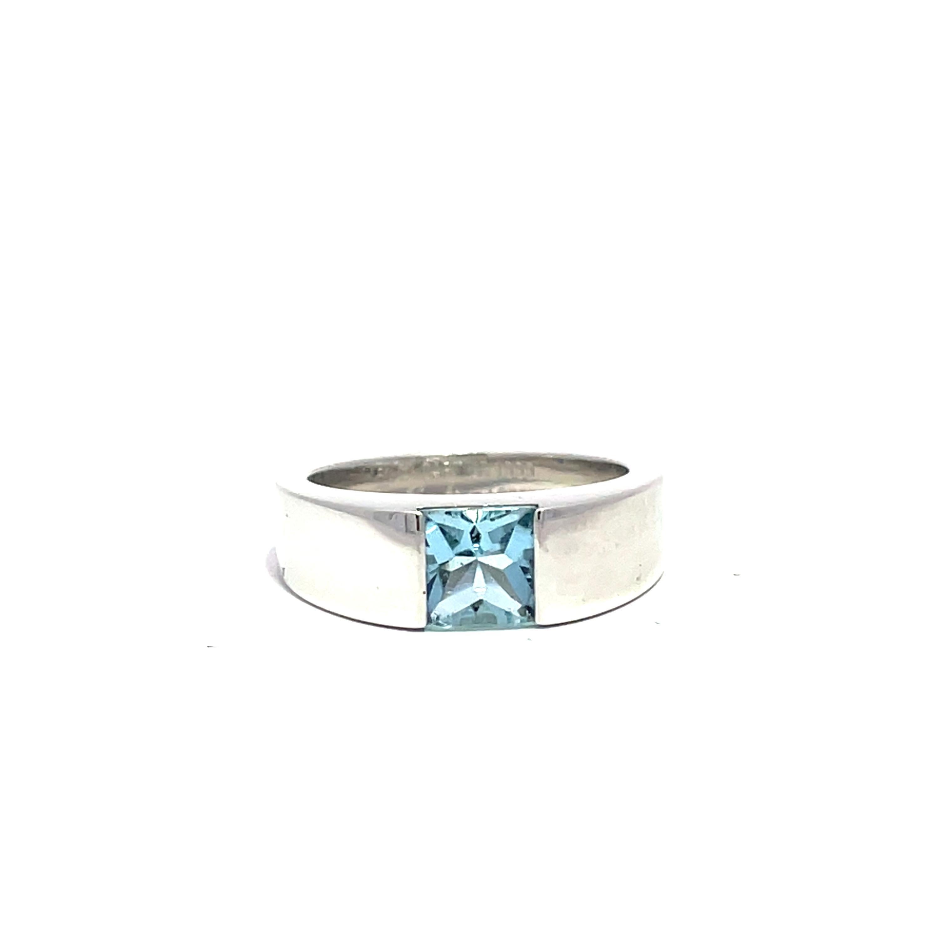 Entdecken Sie die exquisite Eleganz des Tank Rings von Cartier, der Luxus und Raffinesse mühelos miteinander verbindet. Dieser aus 18 Karat Weißgold gefertigte Ring besticht durch einen Aquamarin im Kissenschliff, der in einem ruhigen Blauton