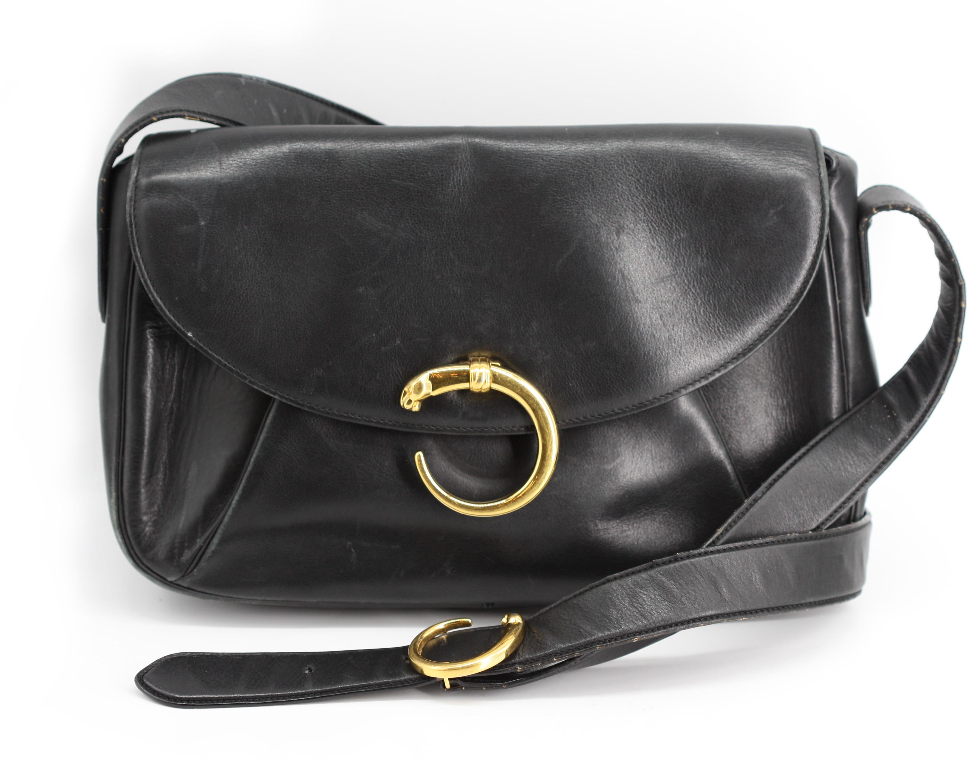
Cartier Vintage Bolso de Piel Negro y Monedero de Piel Azul
Firmado en la parte inferior del broche y en la parte inferior de la pantera con copyright, Cartier, 1990 y A 2070, el monedero firmado en la parte exterior del broche.
Con herrajes