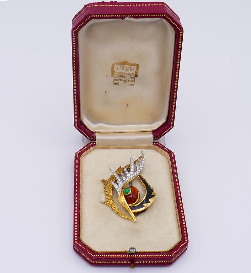 A rare vintage brooch by Cartier made of 18 karat yellow and white gold with gemstones and enamel.
This dainty vintage Cartier brooch is artistic and dramatic. The stylized eye comprises a whole set of the essential elements. It has a hammered gold