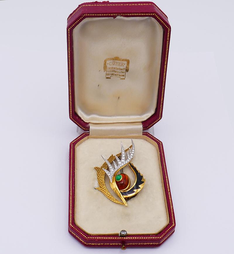 Une broche vintage rare de Cartier en or jaune et blanc 18 carats avec des pierres précieuses et de l'émail.
Cette délicate broche vintage Cartier est artistique et spectaculaire. L'œil stylisé comprend tout un ensemble d'éléments essentiels. Il