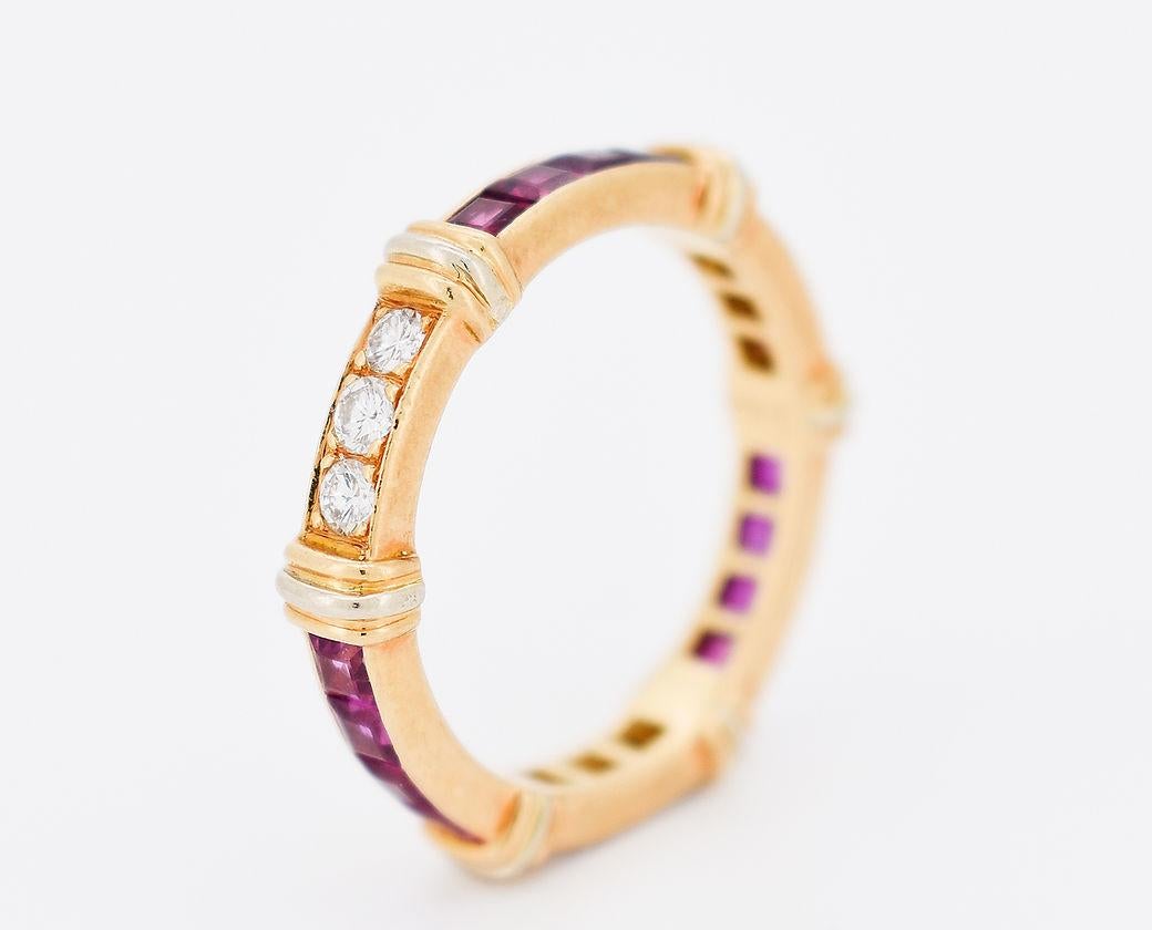 Anillo de eternidad Vintage Contessa de Cartier de la década de 1990. Fabricada en oro amarillo y blanco de 18 quilates (750 milésimas), presenta un diseño alternado de 3 diamantes talla brillante y 4 rubíes calibrados engastados en un engaste