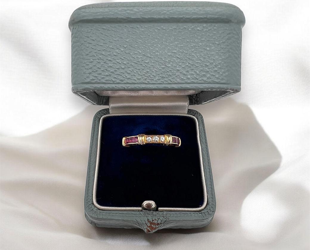 Cartier - Alianza de boda Vintage Contessa de oro amarillo y blanco, diamantes, rubí en venta 1