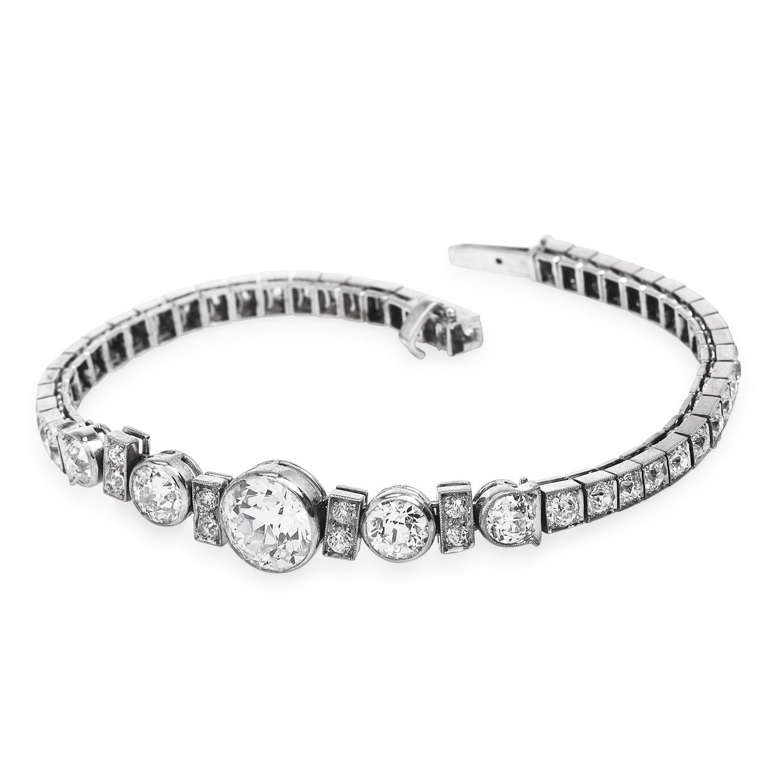 Ce superbe bracelet vintage en diamants de la ligne Cartier est réalisé en platine massif ; son centre est composé d'un diamant rond de taille européenne pesant environ 2,25 carats, de couleur F-G et de pureté VS, serti dans un chaton.  Quatre