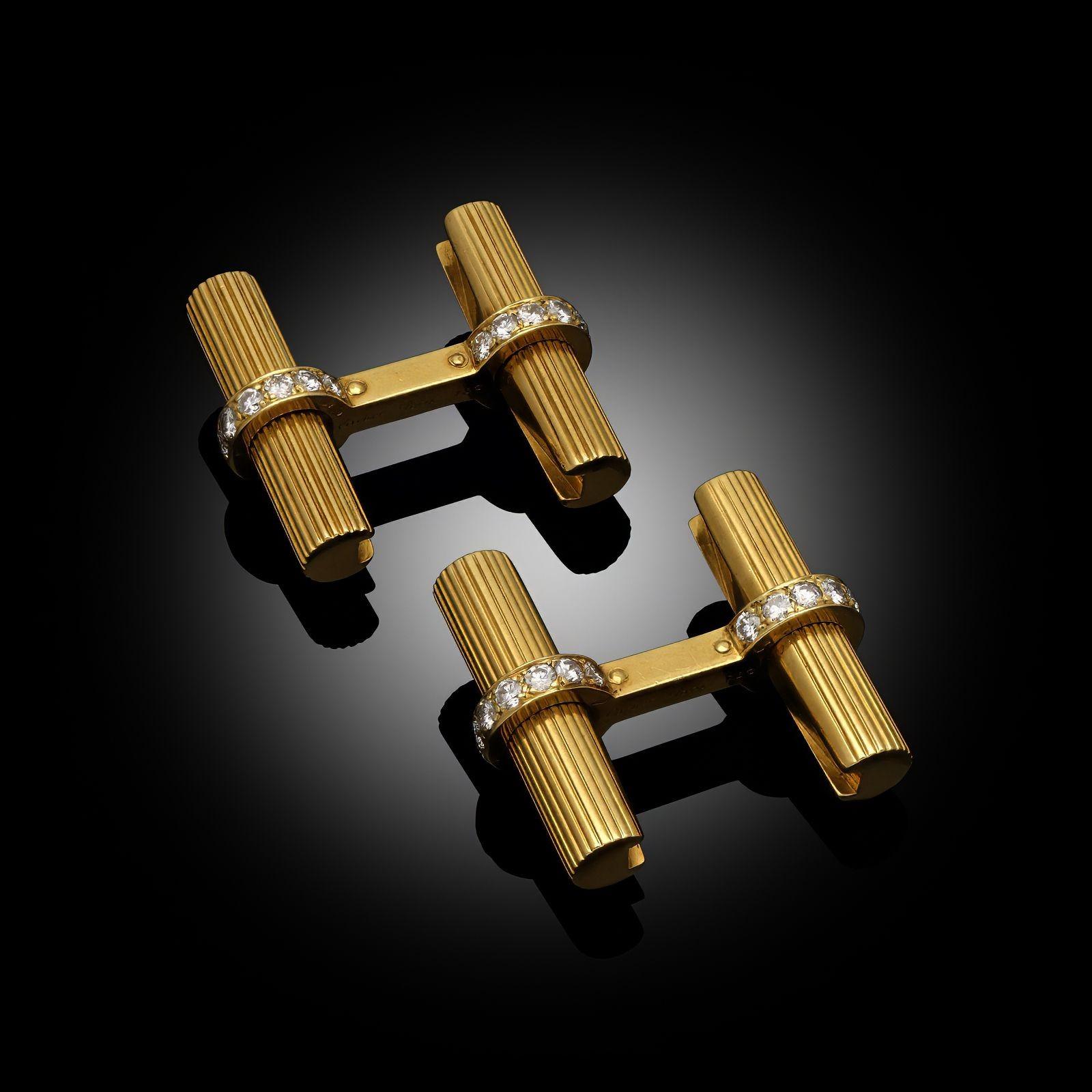 Créateur :
Cartier
Résumé :
Paire de boutons de manchette vintage en diamant et or jaune 18 ct.
Description :
Une paire de boutons de manchette en diamant et or jaune à double face de bâton par Cartier, c.C. 1970. Les bâtons sont conçus comme des