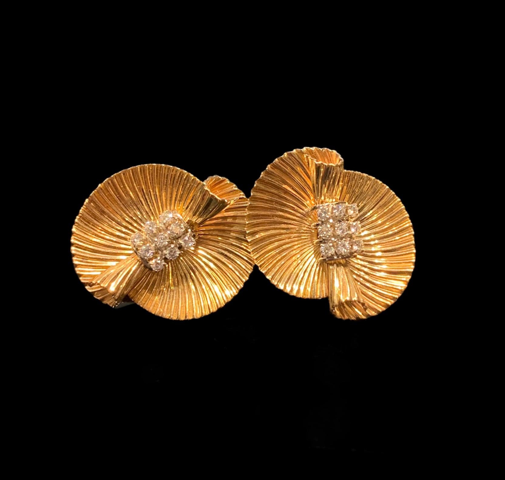Beautiful vintage diamond earrings Shells created by the famous French jewellery house Cartier. 

The earrings are made of twisted 18 Karat yellow gold and decorated with 9 diamonds each. Approximative weight of the diamonds is 0,6 carats.

Total