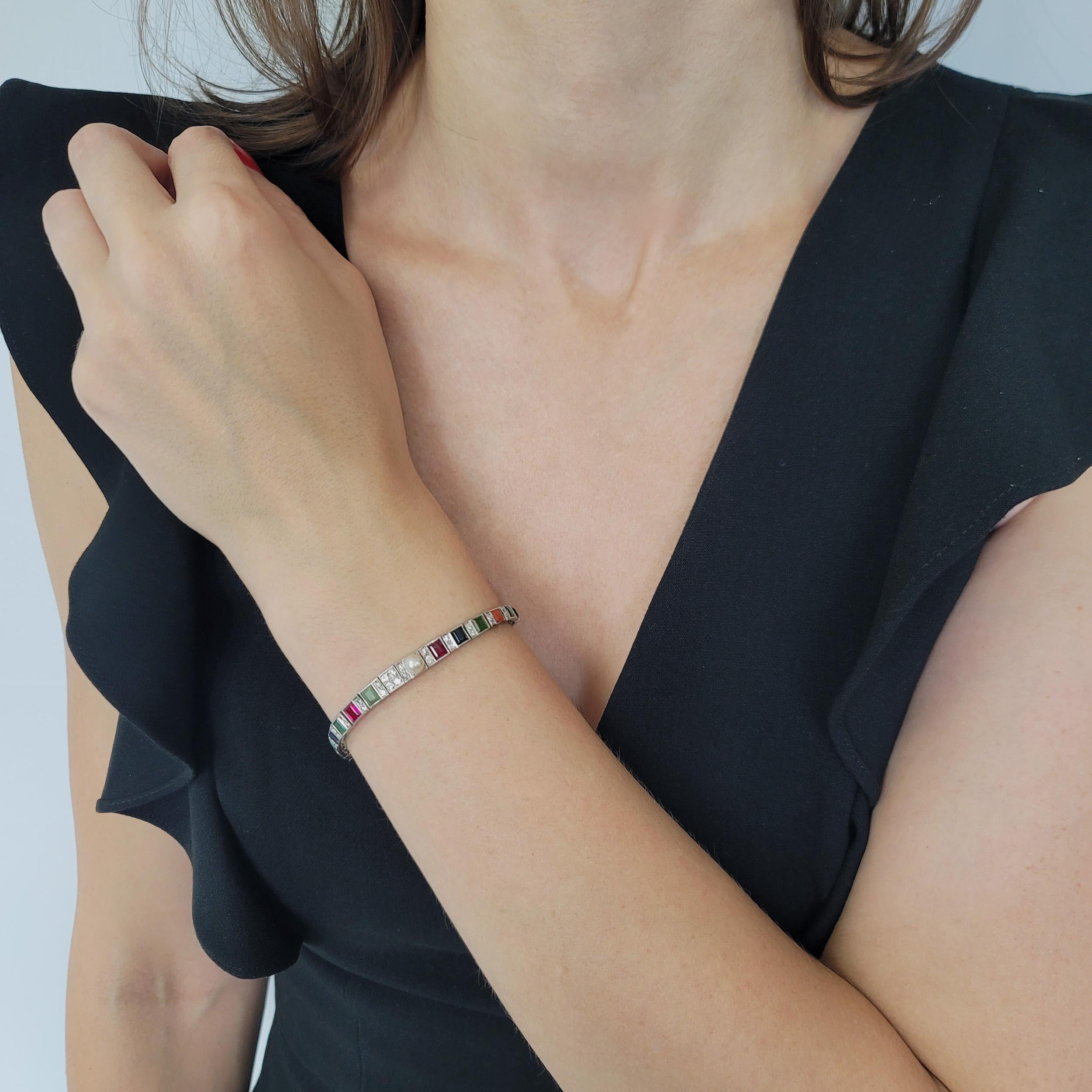 Bracelet Vintage de Cartier en diamants, pierres précieuses et perles en
Platine. Ce bracelet de ligne est alterné  liens sertis de pierres précieuses et de diamants. Équipé d'un fermoir-boîte et d'une fermeture de sécurité rabattable. Inscrit :