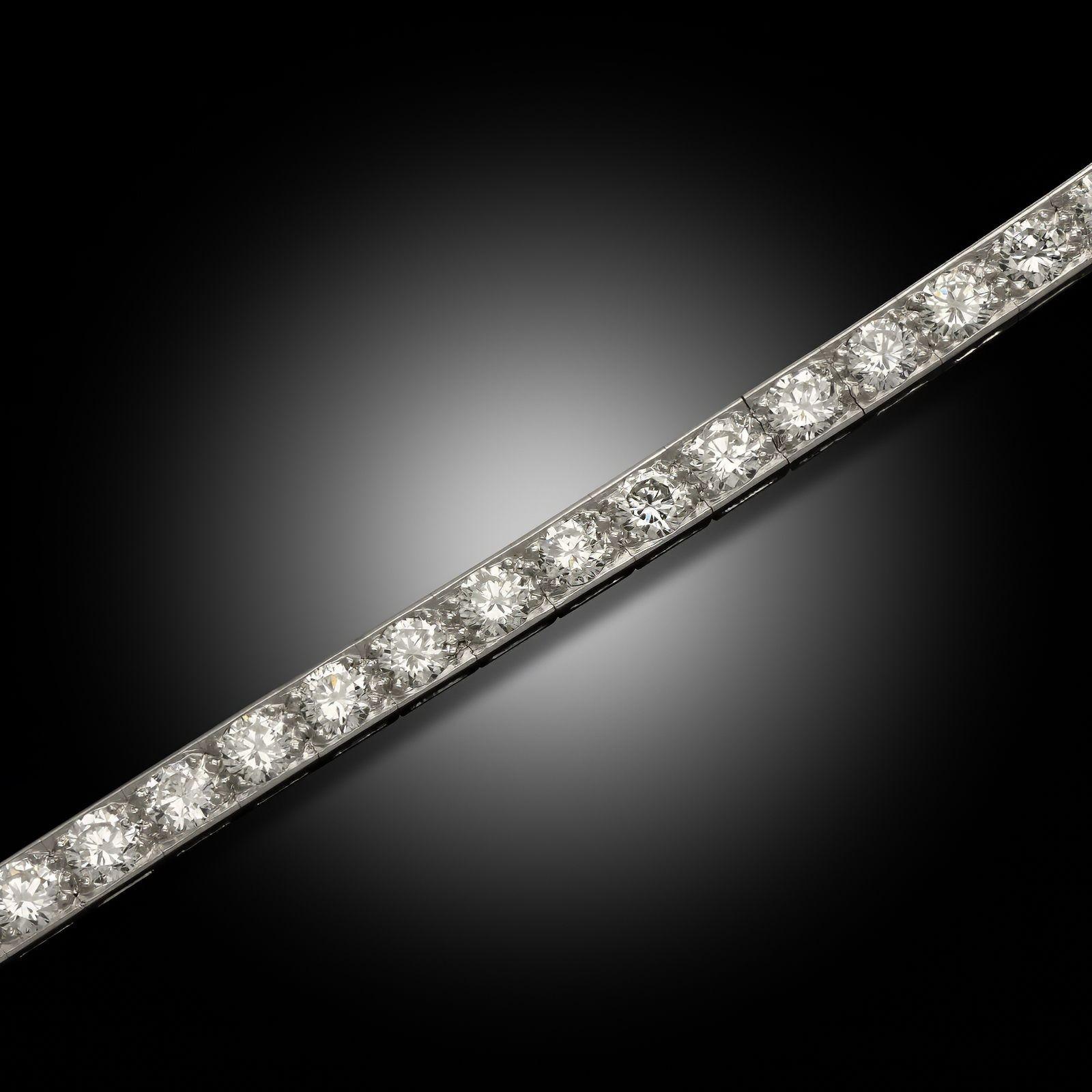 Cartier Vintage Diamond Line Bracelet in Platinum Circa 1960 In Good Condition For Sale In London, GB