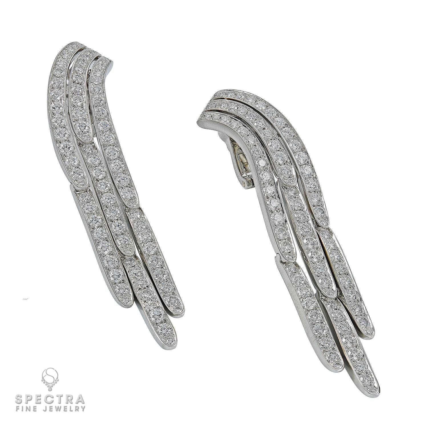 Elegantes, sofisticados y rebosantes de encanto Art Déco, estos Pendientes Gota Pavé de Diamantes Cartier capturan la elegancia de la época que la Maison ayudó a definir. Fabricados en Francia hacia la década de 2000, presentan seis filas en cascada