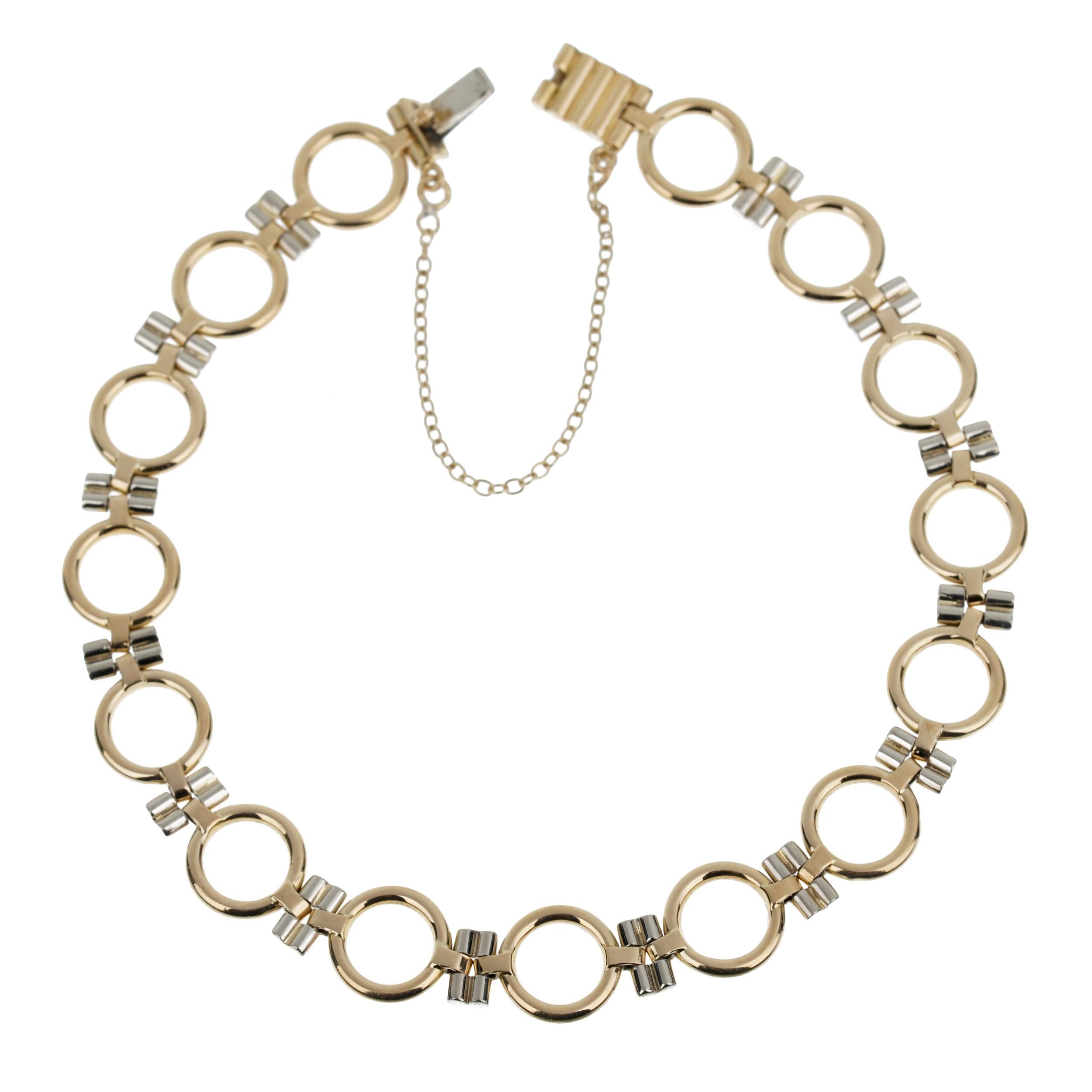 Das Cartier Vintage Geometric Two Tone Gold Chain Bracelet ist ein Meisterwerk des Schmuckdesigns, das klassische Raffinesse mit modernem geometrischem Flair verbindet und zeitlose Eleganz verkörpert. Dieses exquisite Stück ist ein Beweis für das