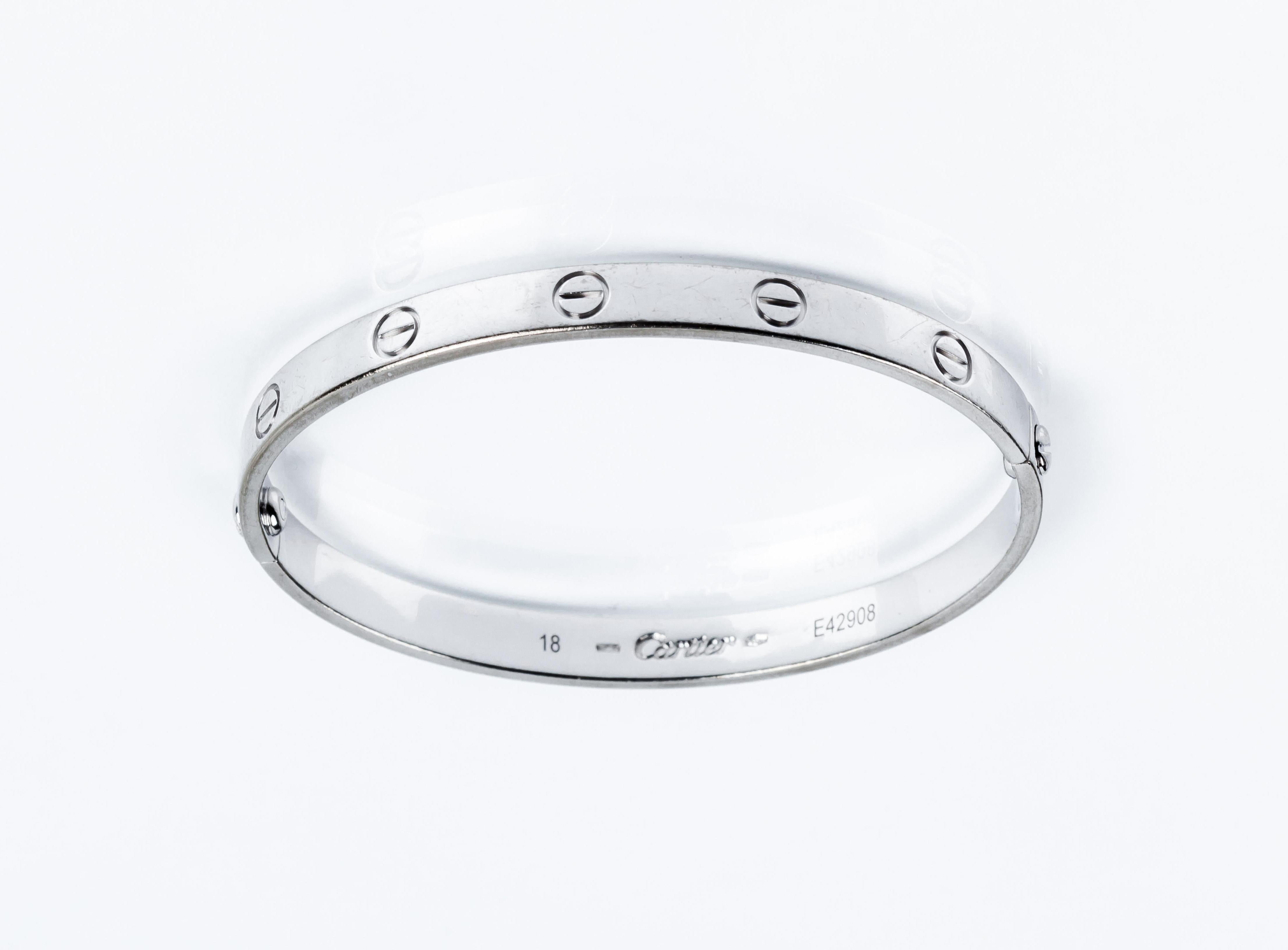 CARTIER LOVE BRACELET
Solid 18k white gold
This model is original from 1993 and it has been serviced and polish in 2023 
With box and papers 
Large width 5-6 mm
Weight 32.2 grams
If the robust locking mechanism and miniature screw heads that