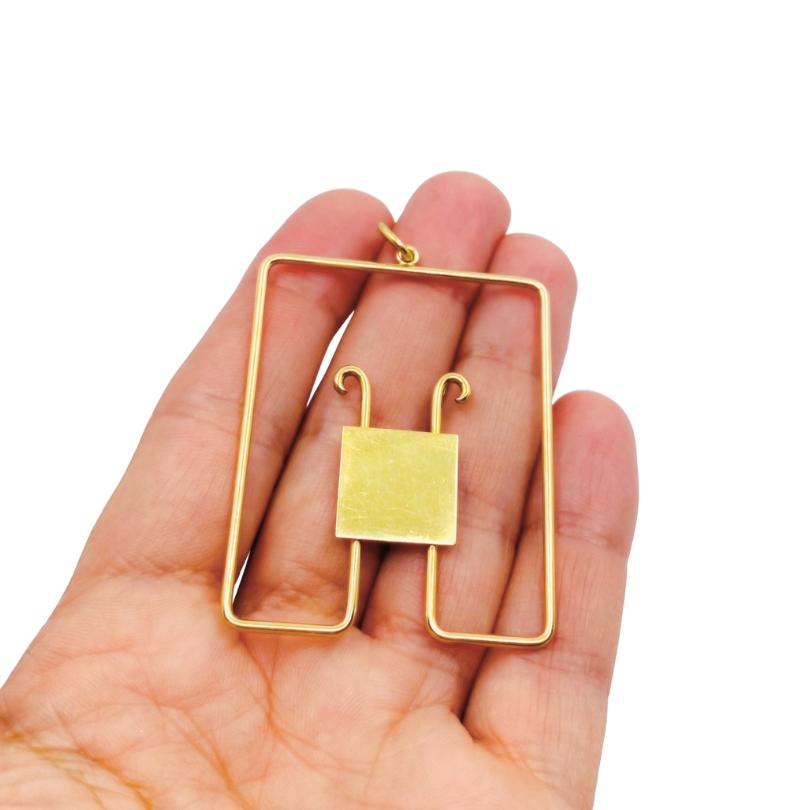 Une pince à billets vintage de Cartier en or 18 carats. Une pièce polyvalente qui peut être portée comme une élégante
pendentif. Sa forme géométrique, aux lignes épurées et à l'approche élégante, est idéale pour en faire un accessoire chic.
Les