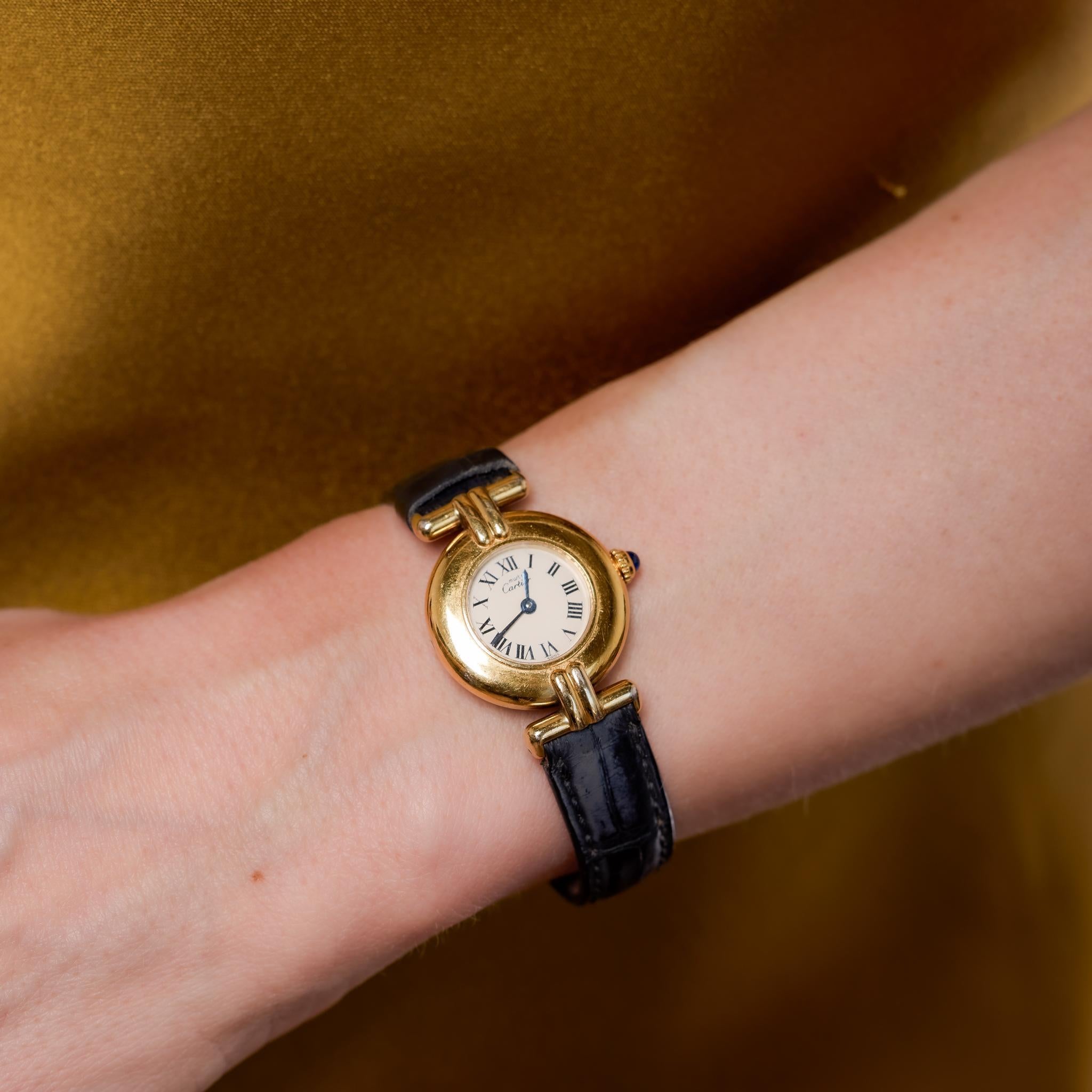 Issue de la collection emblématique Must De Cartier, cette montre vintage Colisée allie un design classique à un luxe discret. Fabriquée dans les années 1990, elle est dotée d'un boîtier en vermeil de 29 mm abritant un mouvement à quartz fiable et