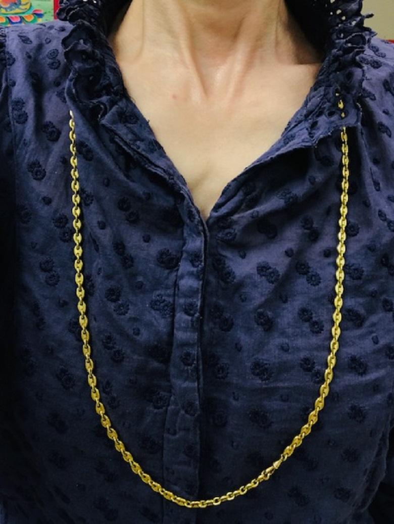 Collier vintage en chaîne de Cartier, réalisé en or 18 carats, avec des maillons de marin. 
Les maillons Marin, connus pour leur forme plate et leur structure à emboîtement, créent un look lisse et équilibré. Chaque maillon est soigneusement façonné