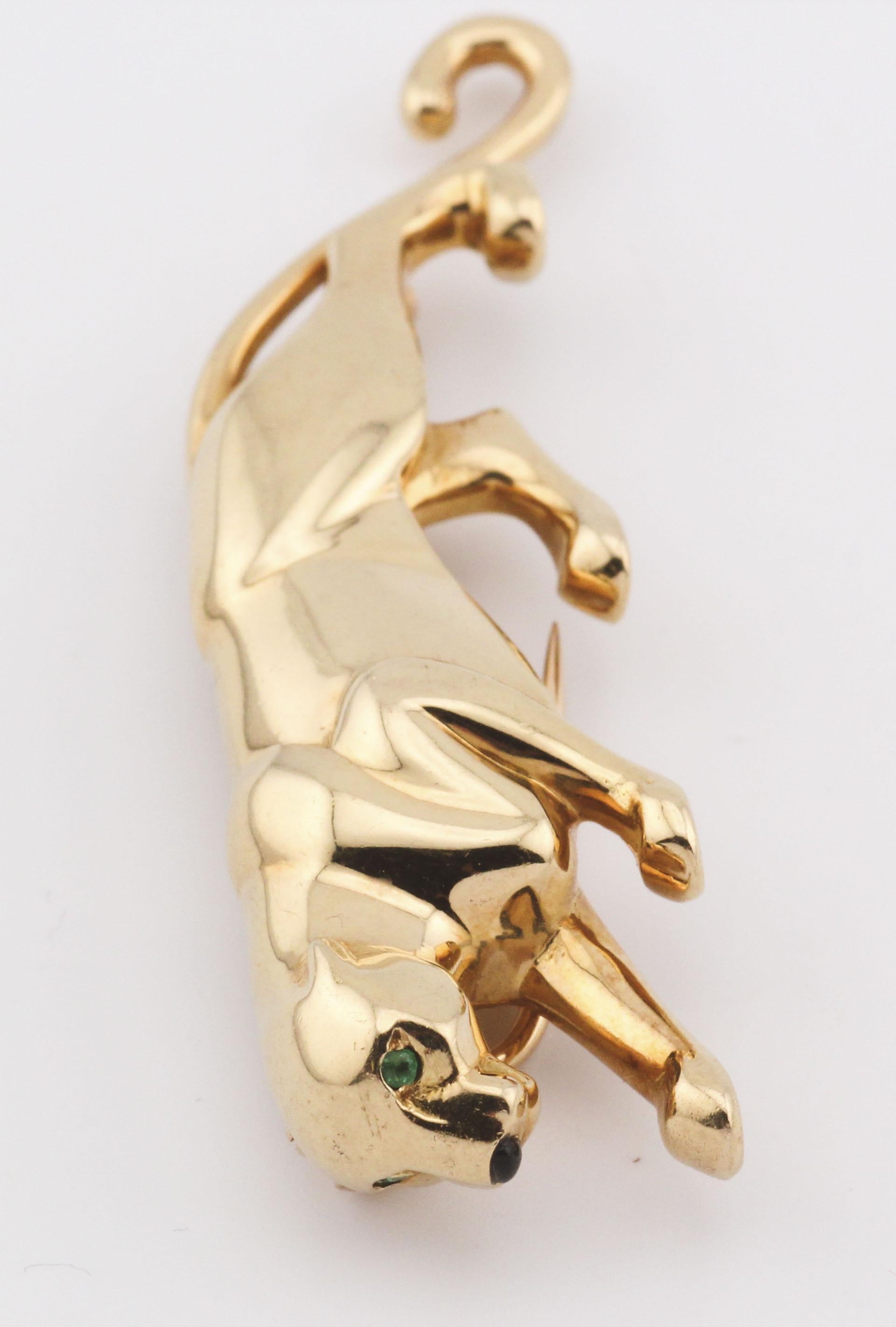 Round Cut Cartier Vintage Panthere Emerald 18k Yellow Gold Brooch For Sale
