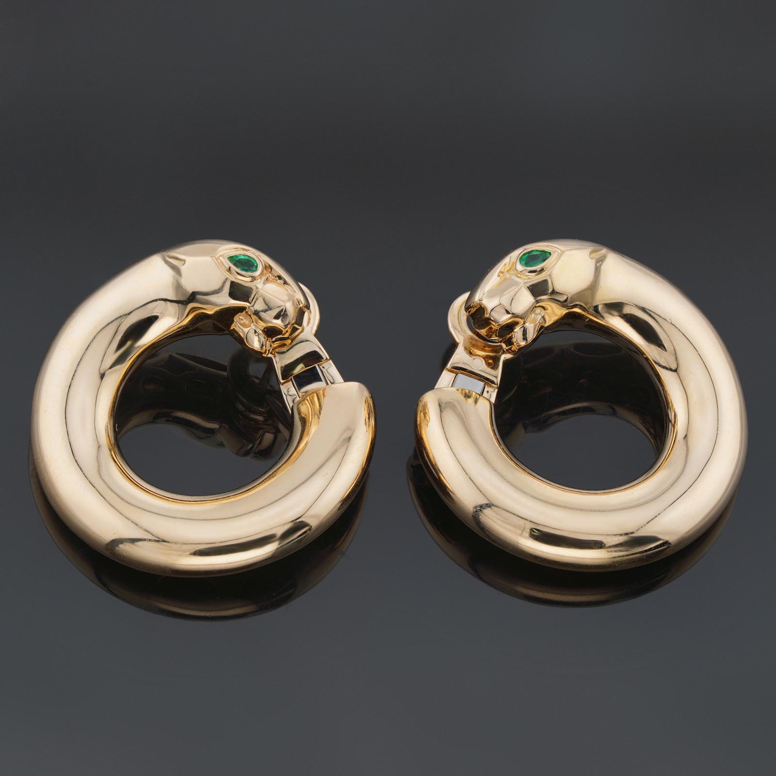 Diese fabelhaften Cartier Panthere-Ohrringe im Vintage-Stil zeigen ein Panther-Design, das aus 18 Karat Gelbgold gefertigt und mit grünen Smaragdaugen besetzt ist. Hergestellt in Frankreich in den 1990er Jahren. Abmessungen: 1,06