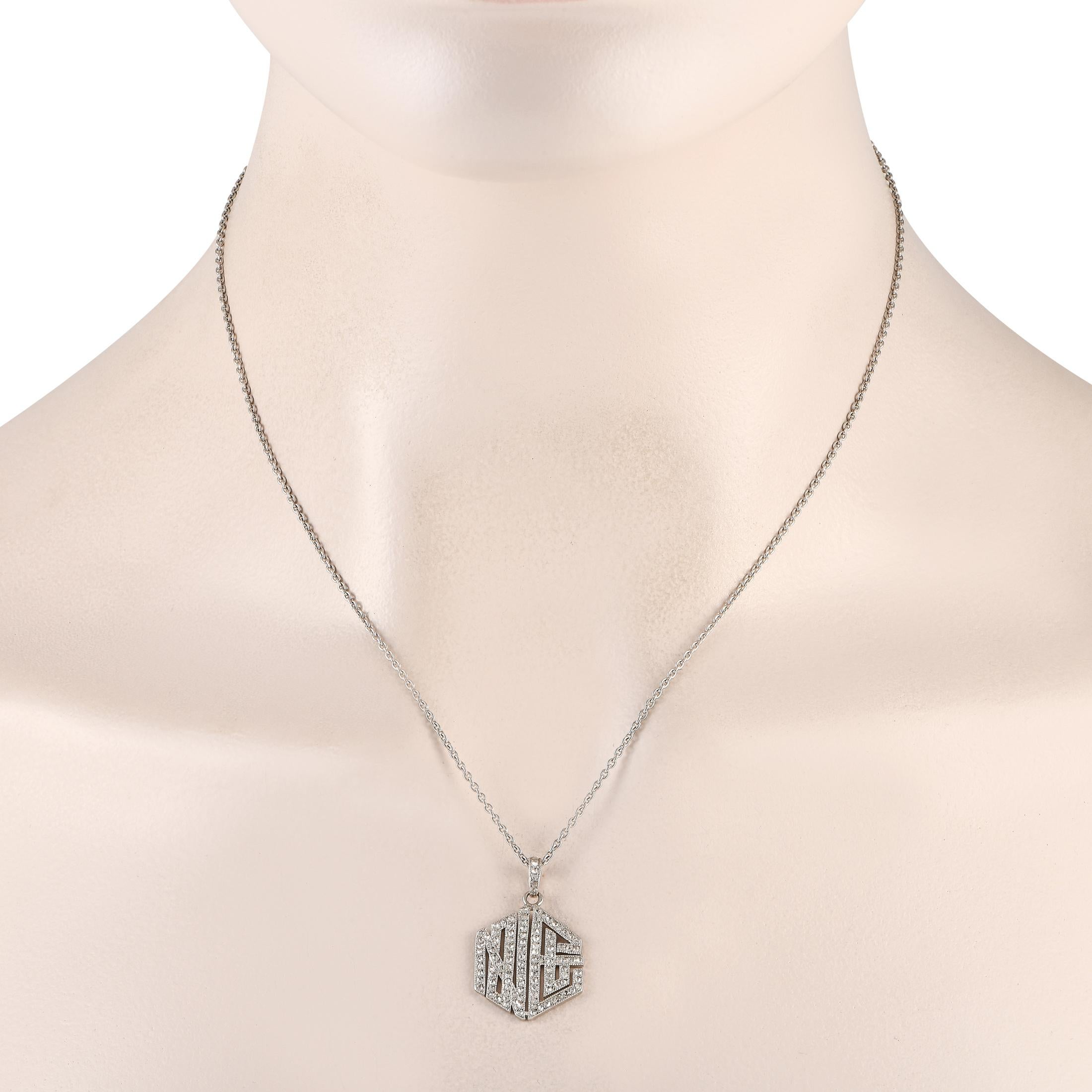 Dieses Vintage-Collier von Cartier strahlt eine altmodische Eleganz aus. Dieses zeitlose Accessoire ist ideal für jede Gelegenheit. Es besteht aus einem sechseckigen Anhänger mit den Maßen 1,15 lang und 0,75 breit, der an einer eleganten 18er Kette