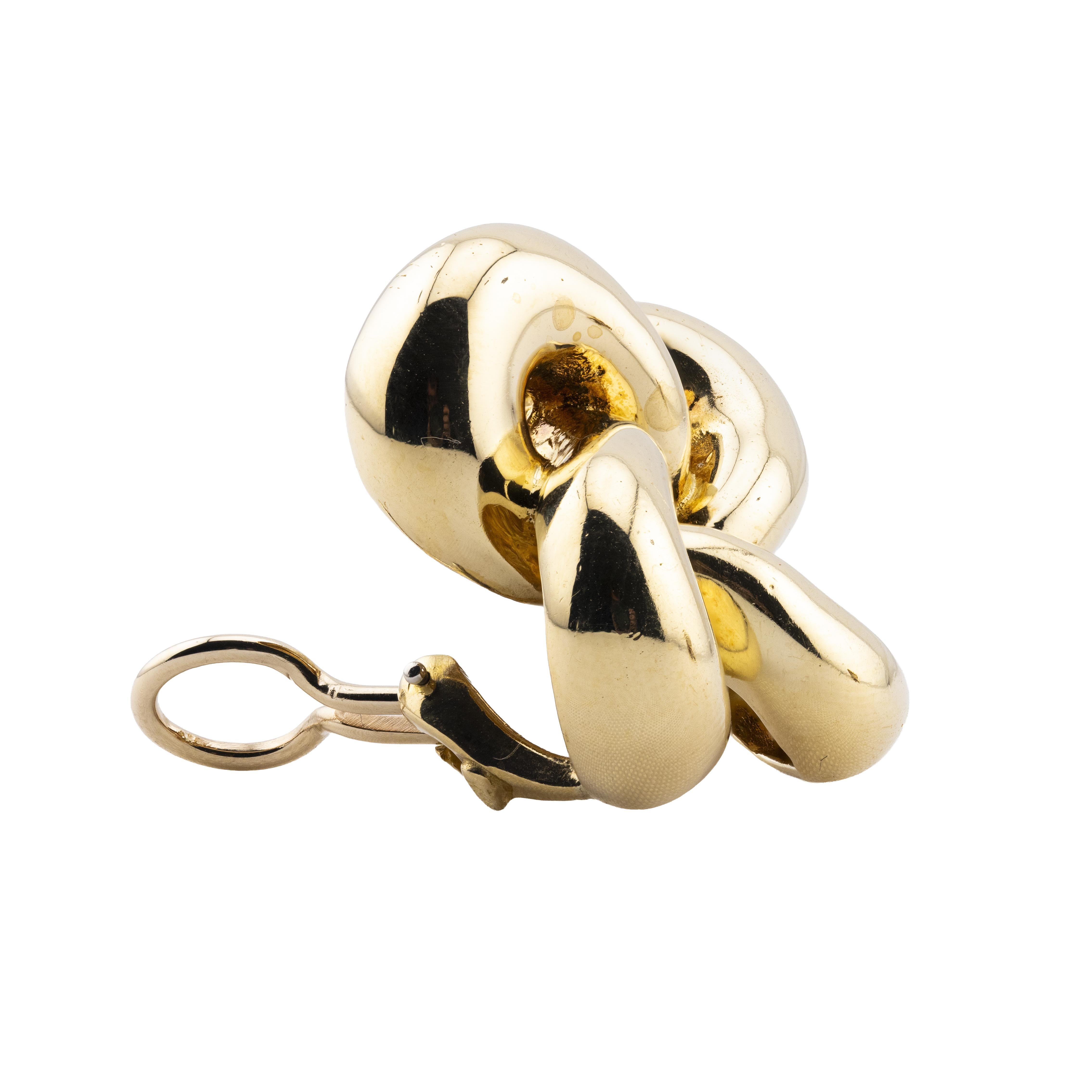 Aston Estate Jewelry stellt vor:

Elegante, skulpturale Ohrringe aus 18 Karat Gelbgold von Cartier. 

Jeder Ohrring zeichnet sich durch ein kompliziertes, ineinander verwobenes Vierblatt-Design mit einer glatten, polierten Oberfläche aus. 

Diese um