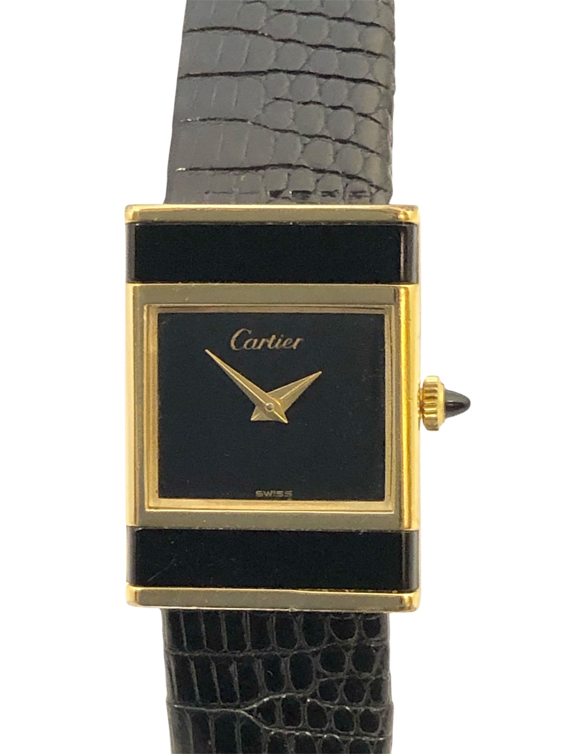 CIRCA 1970er Cartier Tank Armbanduhr, 28 x 20 M.M 2 Stück 18k Gold Platte Gehäuse mit schwarzem Onyx, Kaliber AA Cartier 17 Jewell mechanische, manuelle Wind Nickel Hebelwerk. Schwarzes Zifferblatt mit goldenen Dauphane-Zeigern, Krone aus