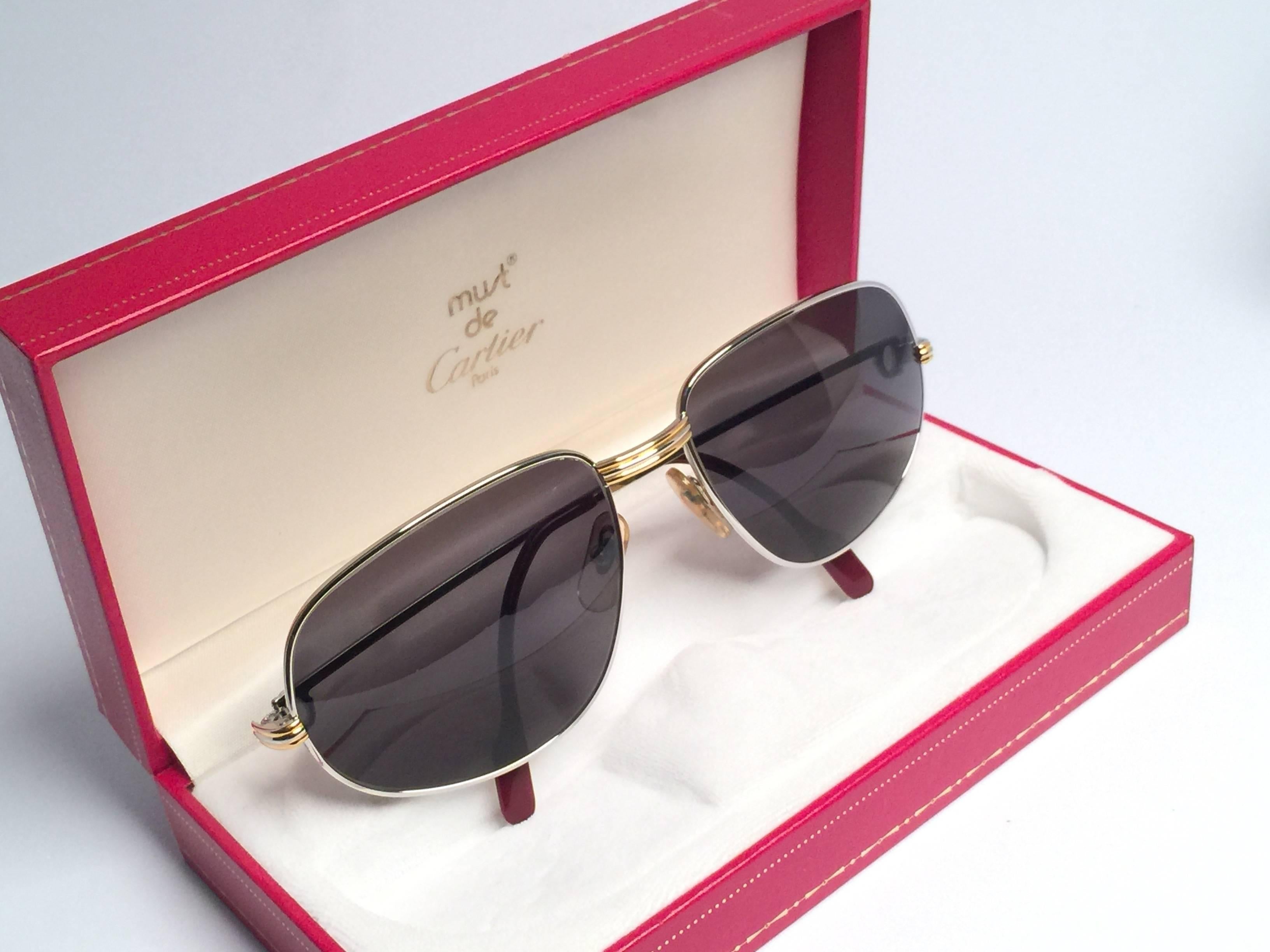 Gafas de sol vintage Cartier Romance Vendome Platino con lentes G15 grises (protección UV).  El marco es con el anverso y los laterales en oro amarillo y blanco. Todos los sellos distintivos. Esmalte rojo con signos Cartier dorados en las palas de