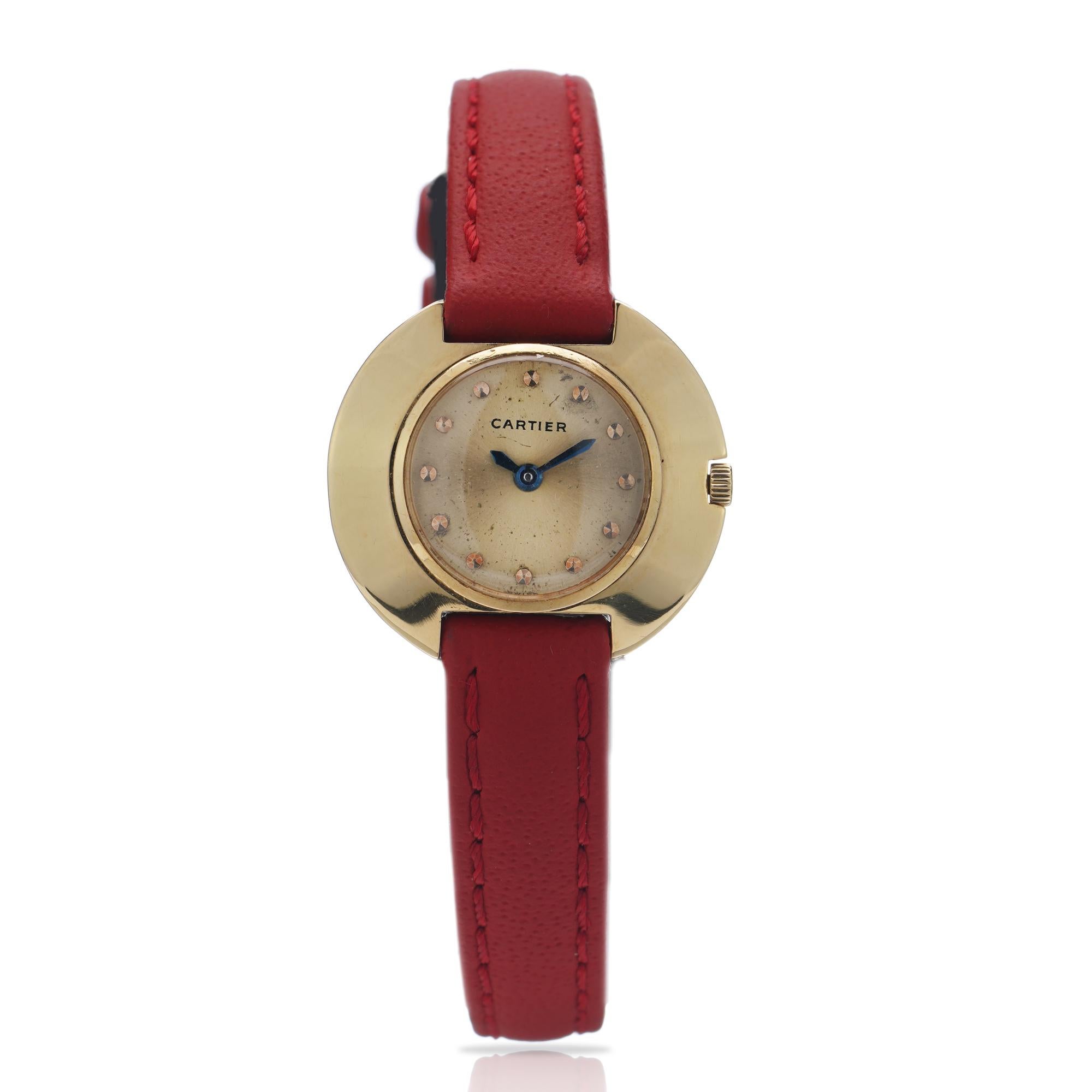 Cartier Vintage round ladies 18k. yellow gold wristwatch.
Made in Geneva, Ca.1950's 
Hallmarked with 750 ( A standard for 18kt. gold).  Genève. 

Gender: Woman
Case size: 25 mm
Movement: Manual winding
Watchband Material: red leather
Case material: