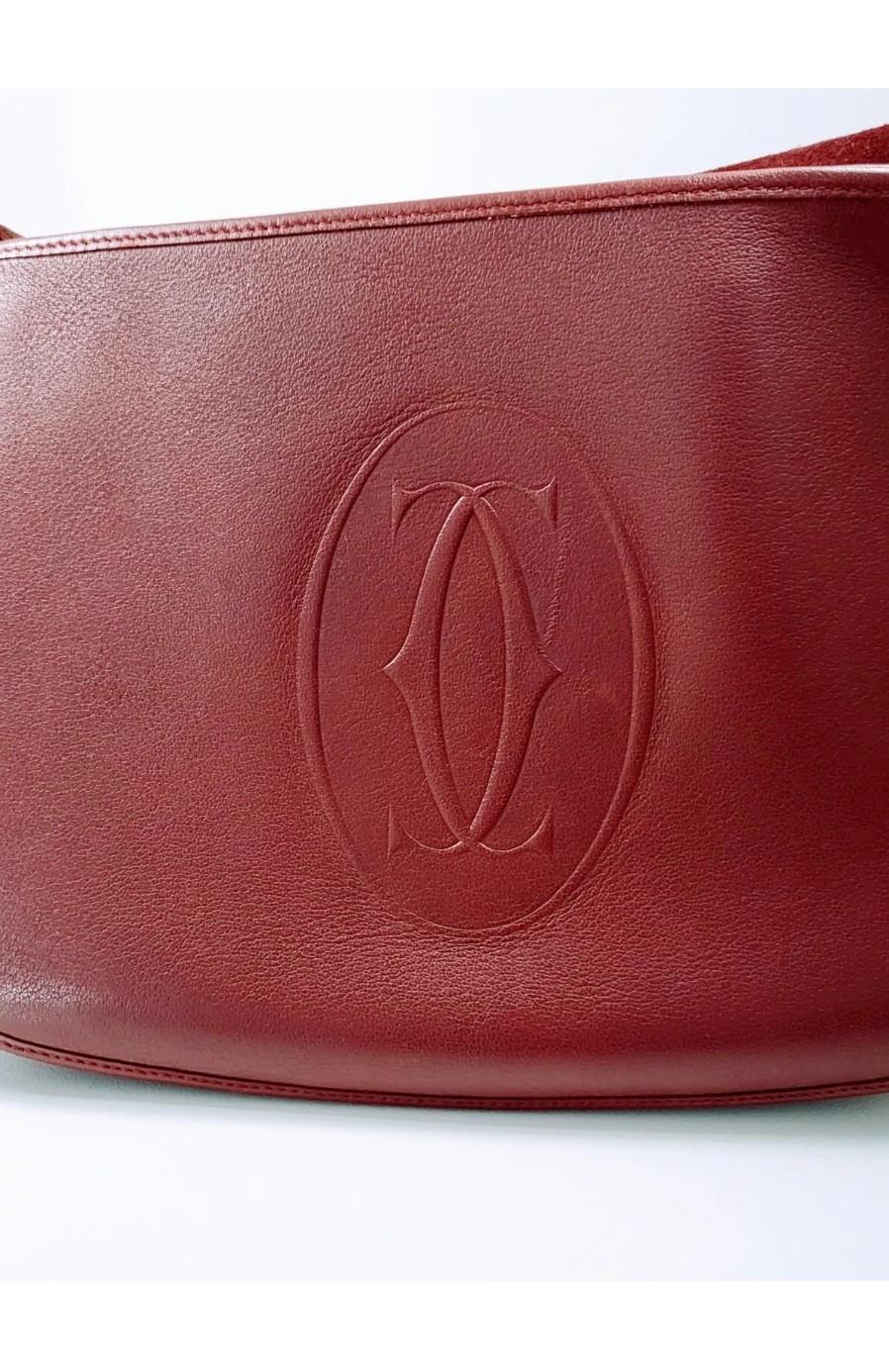 A Timeless Statement of Elegance and Luxury
Step into the world of sophisticated style with the Cartier Vintage Red Messenger Flap Bag. This exquisite vintage piece captures the essence of Cartier’s legendary craftsmanship and timeless design.