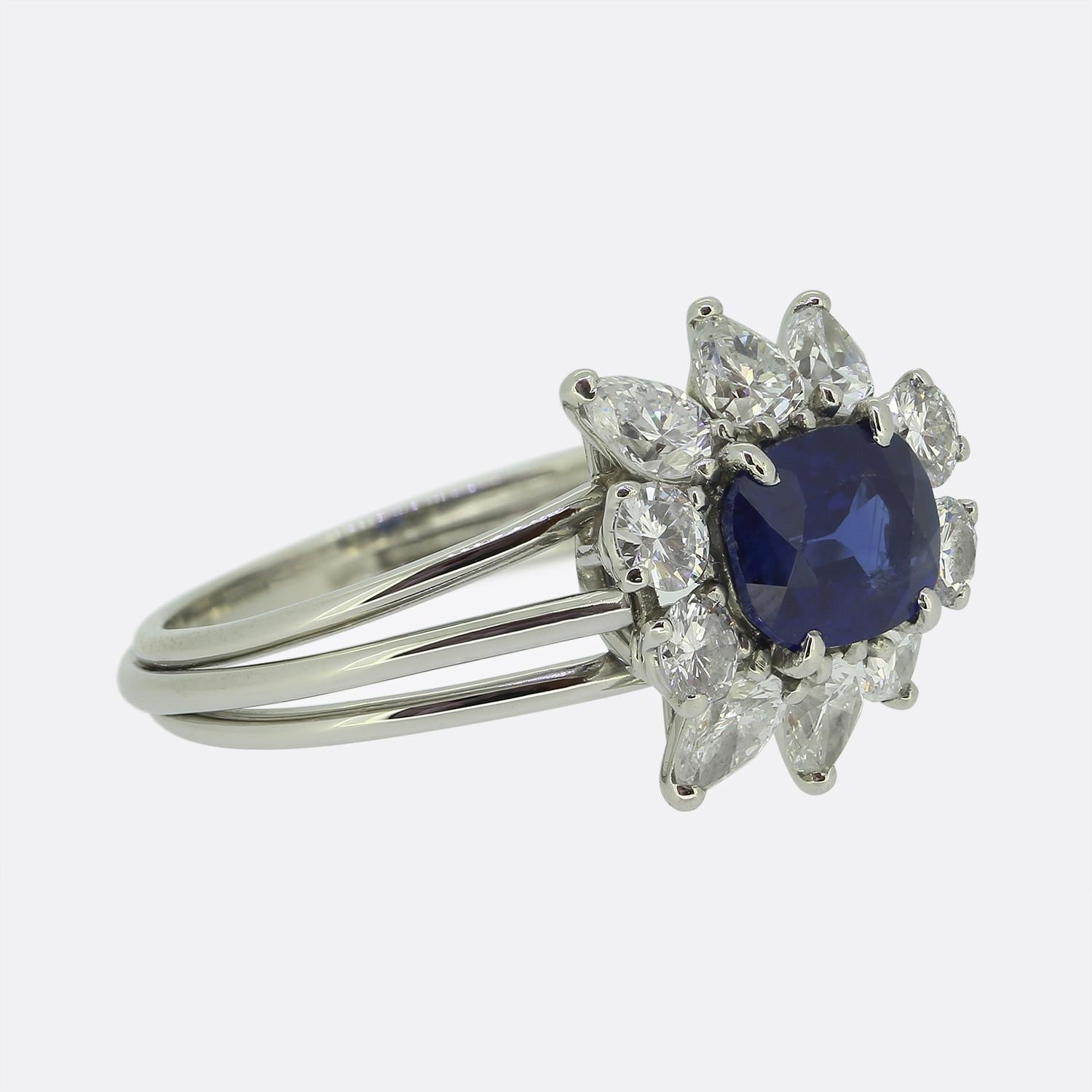 Anillo vintage Cartier con racimo de zafiros y diamantes Corte cojín en venta