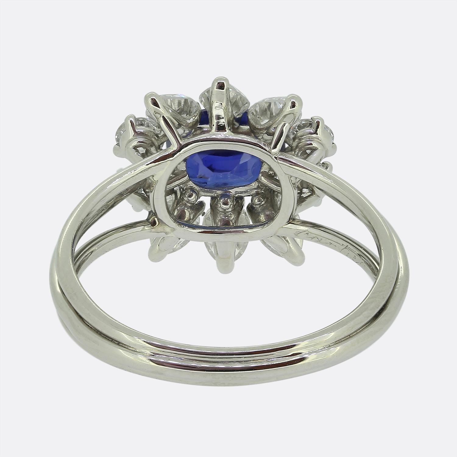 Anillo vintage Cartier con racimo de zafiros y diamantes en Bueno estado para la venta en London, GB
