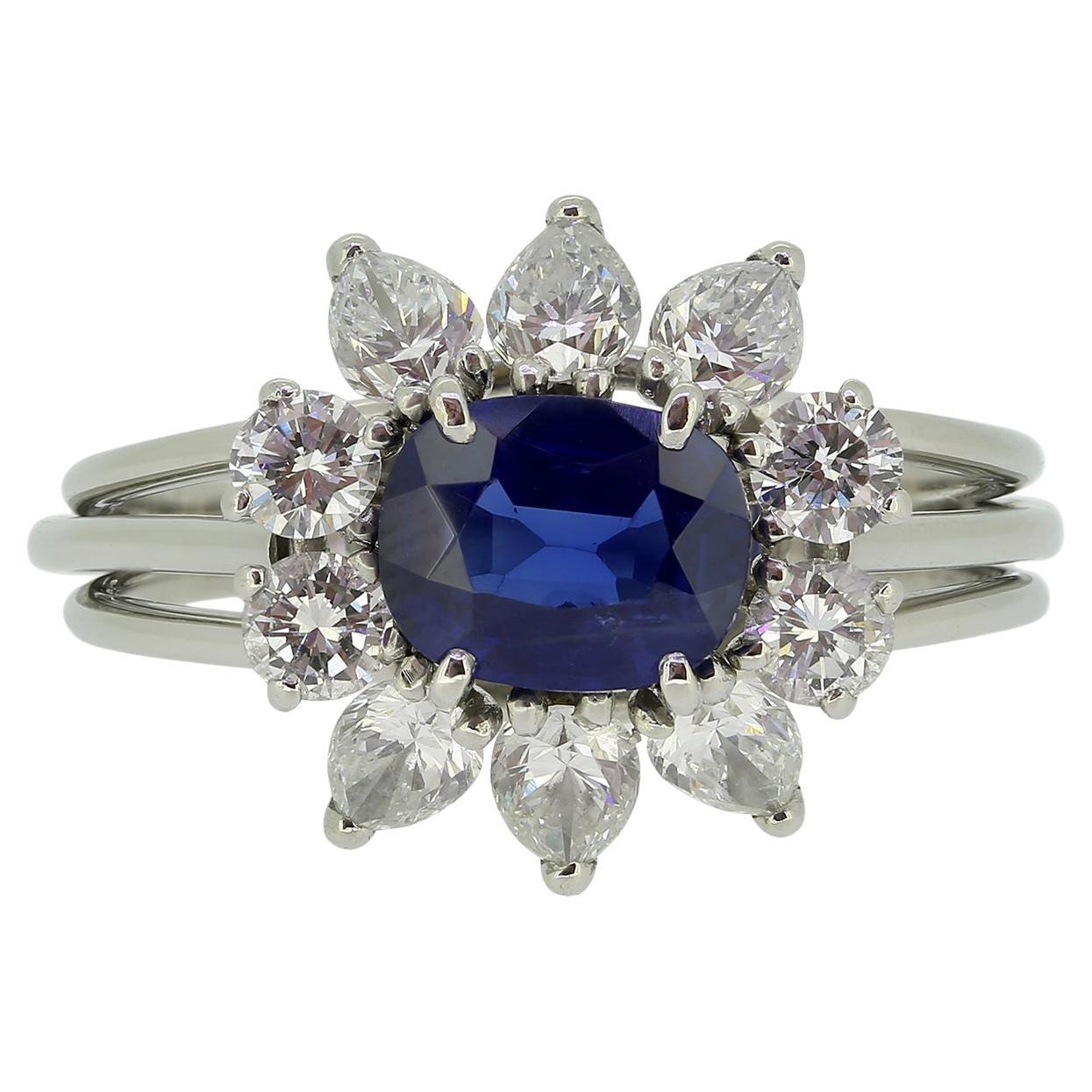 Anillo vintage Cartier con racimo de zafiros y diamantes en venta