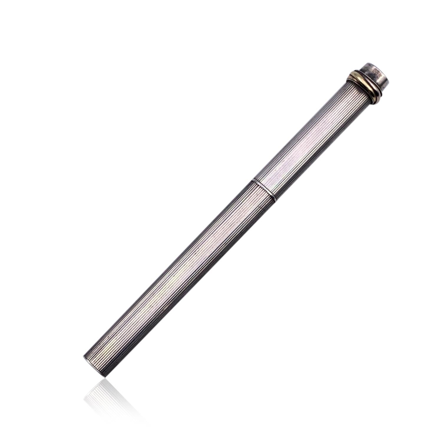 Ovaler Vintage-Kugelschreiber 'Vendome Trinity' von Cartier. Hergestellt aus silbernem Metall. Dreifachringe auf der Kappe. Auf der Kappe ist 'Cartier Paris' eingraviert. Gesamtlänge: 5 Zoll - 12,7 cm

Einzelheiten

MATERIAL: Metall

FARBE: