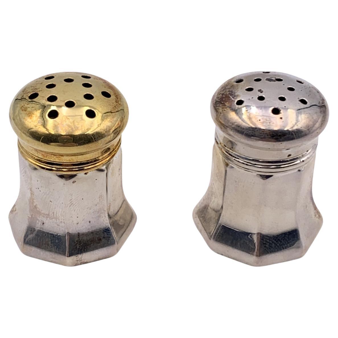 Vintage Cartier mini salt & pepper shakers in sterling silver. One of the shaker has a gold wash lid. Presented in red case. Measurements (height): 1.25 inches - 3.2 cm / (length):1 inch - 2,5 cm. Marked 'Cartier Sterling' on the