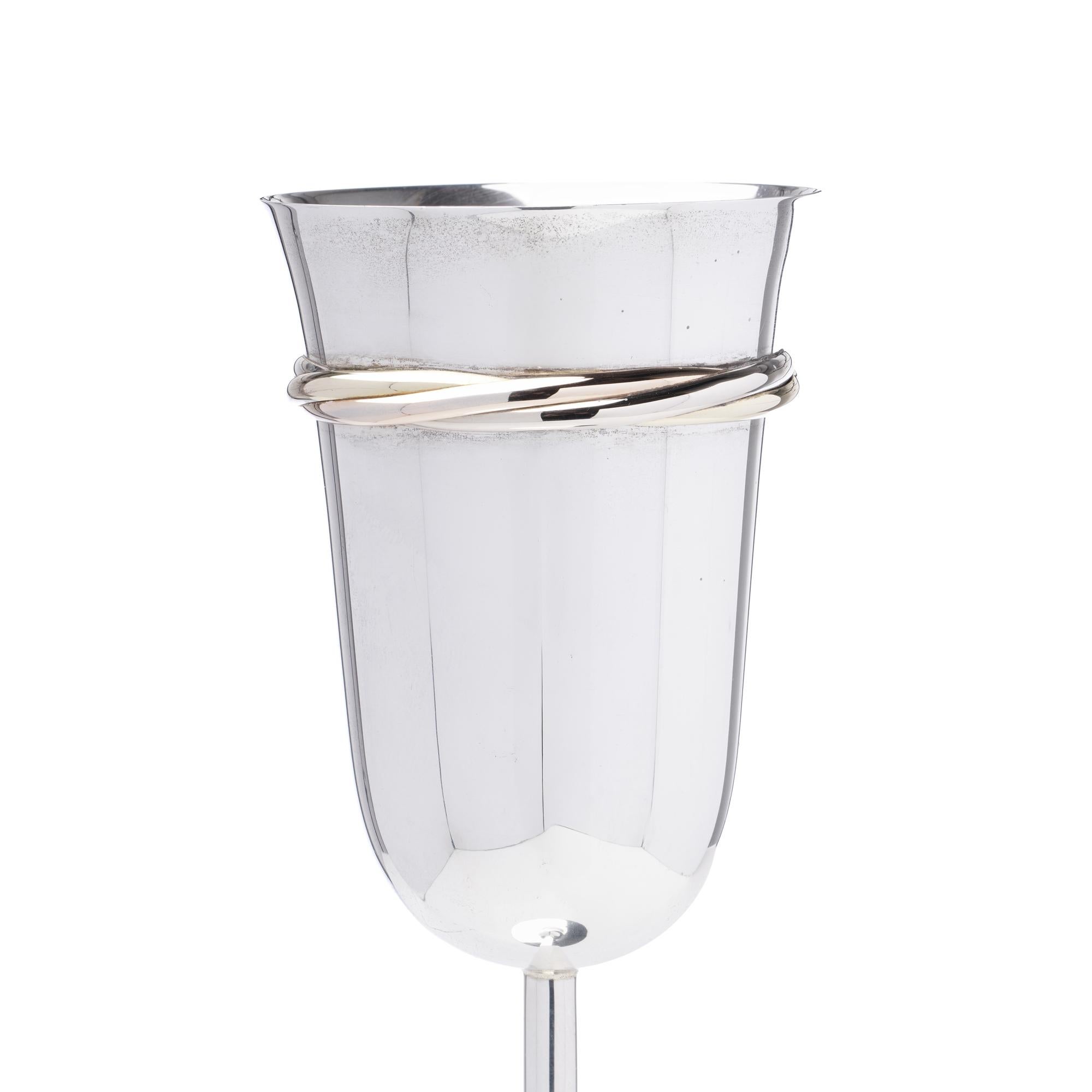 Coppia di flûte da champagne in stile Trinità in argento Sterling vintage di Cartier
Completamente marchiato.

Questa elegante coppia di flauti da champagne vintage di Cartier, realizzati in argento sterling, presenta il motivo della trinità. Risale