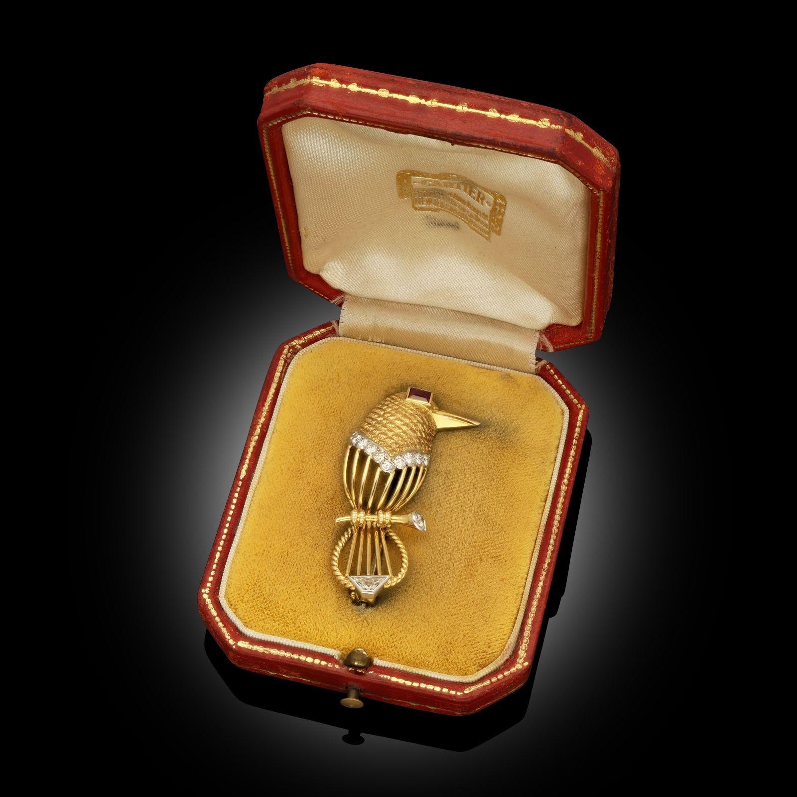 Taille carrée Cartier Broche oiseau stylisée en or jaune 18 carats avec rubis de Birmanie, ca 1960 en vente