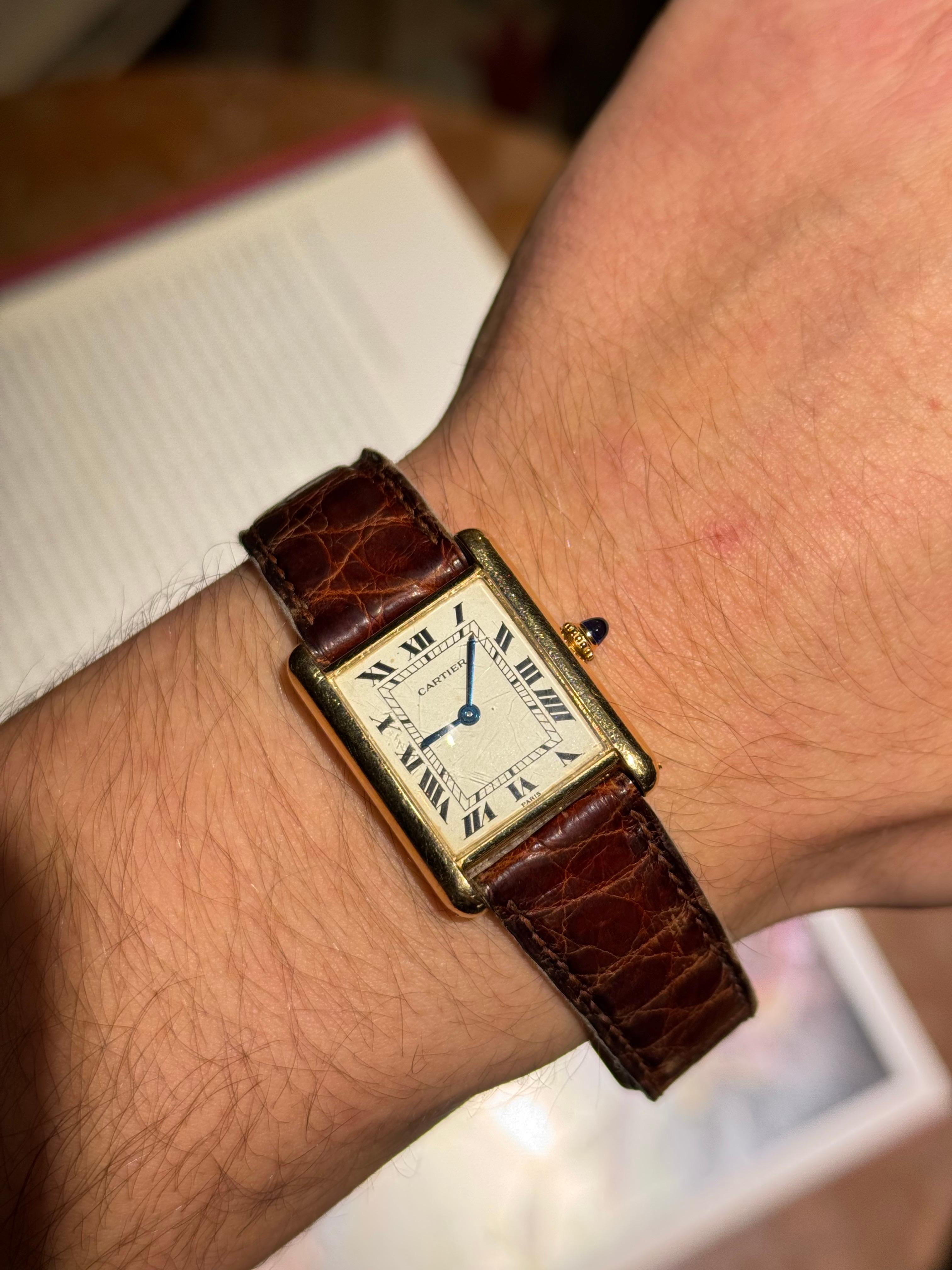 Questo Cartier Tank Louis Cartier GM Ref. 78086 degli anni '70 è un classico senza tempo. La cassa in oro giallo 18 carati misura 23,6 mm x 30,4 mm e sfoggia l'iconico design unisex di Cartier. Alimentato da un affidabile movimento meccanico a