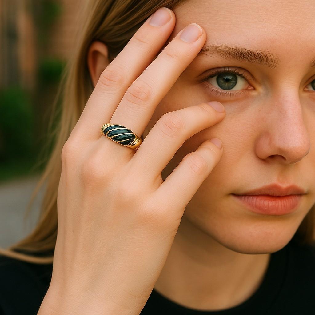 Werten Sie Ihre Schmucksammlung mit diesem exquisiten Cartier Vintage Triple Tone Gold Ring auf. Dieses zeitlose Schmuckstück aus luxuriösem 18-karätigem Gelb-, Weiß- und Schwarzgold zeugt von der berühmten Handwerkskunst und Eleganz von