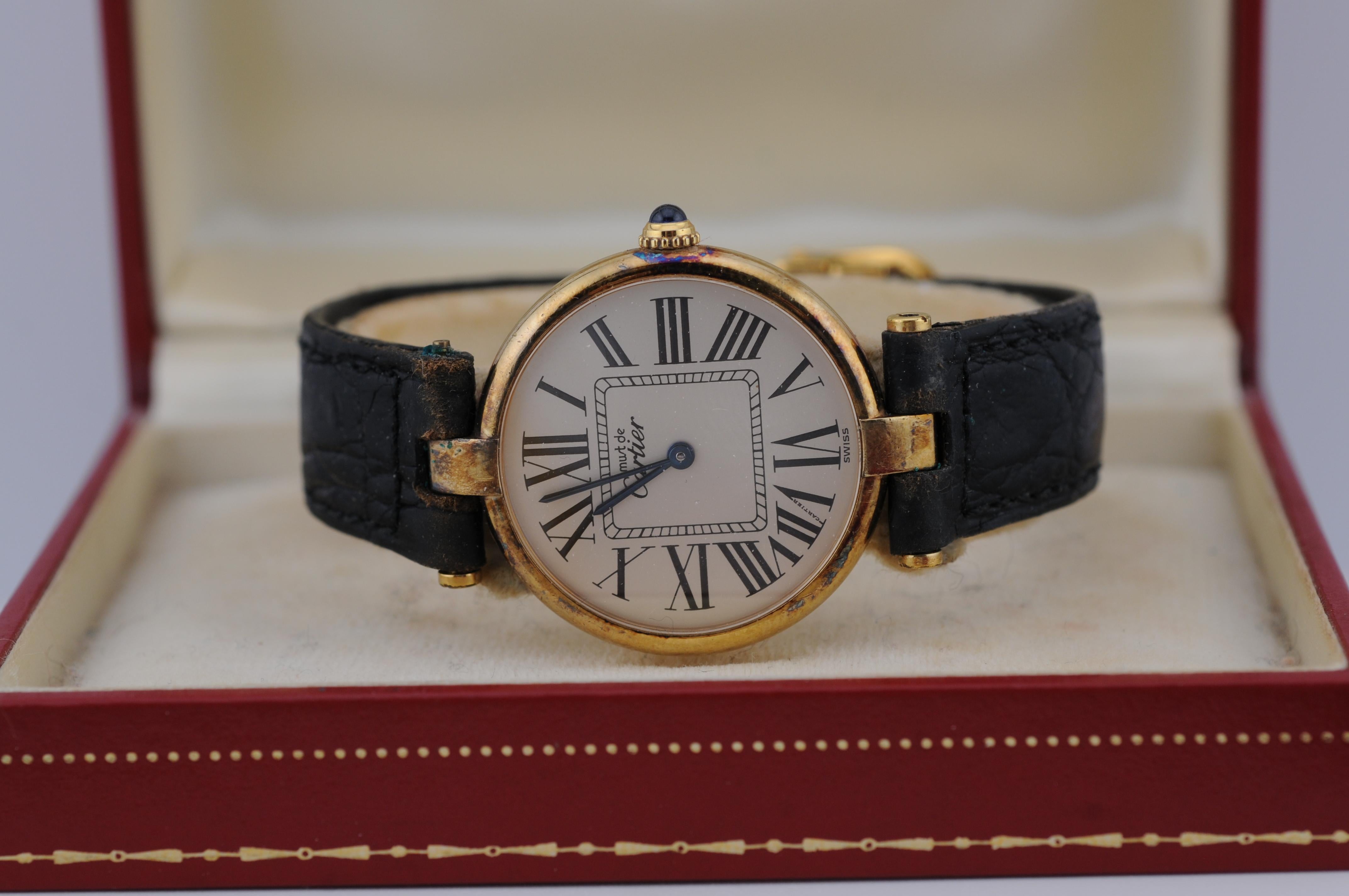 Un clásico Cartier Vendôme referencia 590003 en 30 mm, movimiento de cuarzo de fabricación suiza, caja de vermeil (chapado en oro de ley 925). El reloj viene con su caja, sin papeles. Pieza elegante y atemporal de la colección vintage de Cartier.