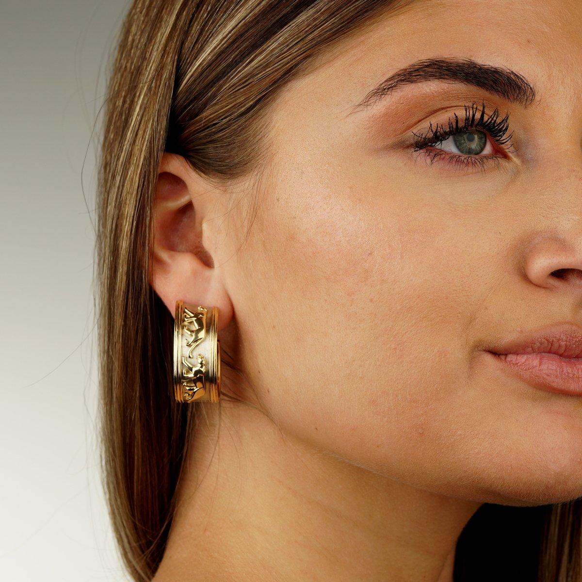 De las mujeres Pendientes de aro Cartier Vintage Walking Panthere de oro amarillo y blanco de 18k en venta