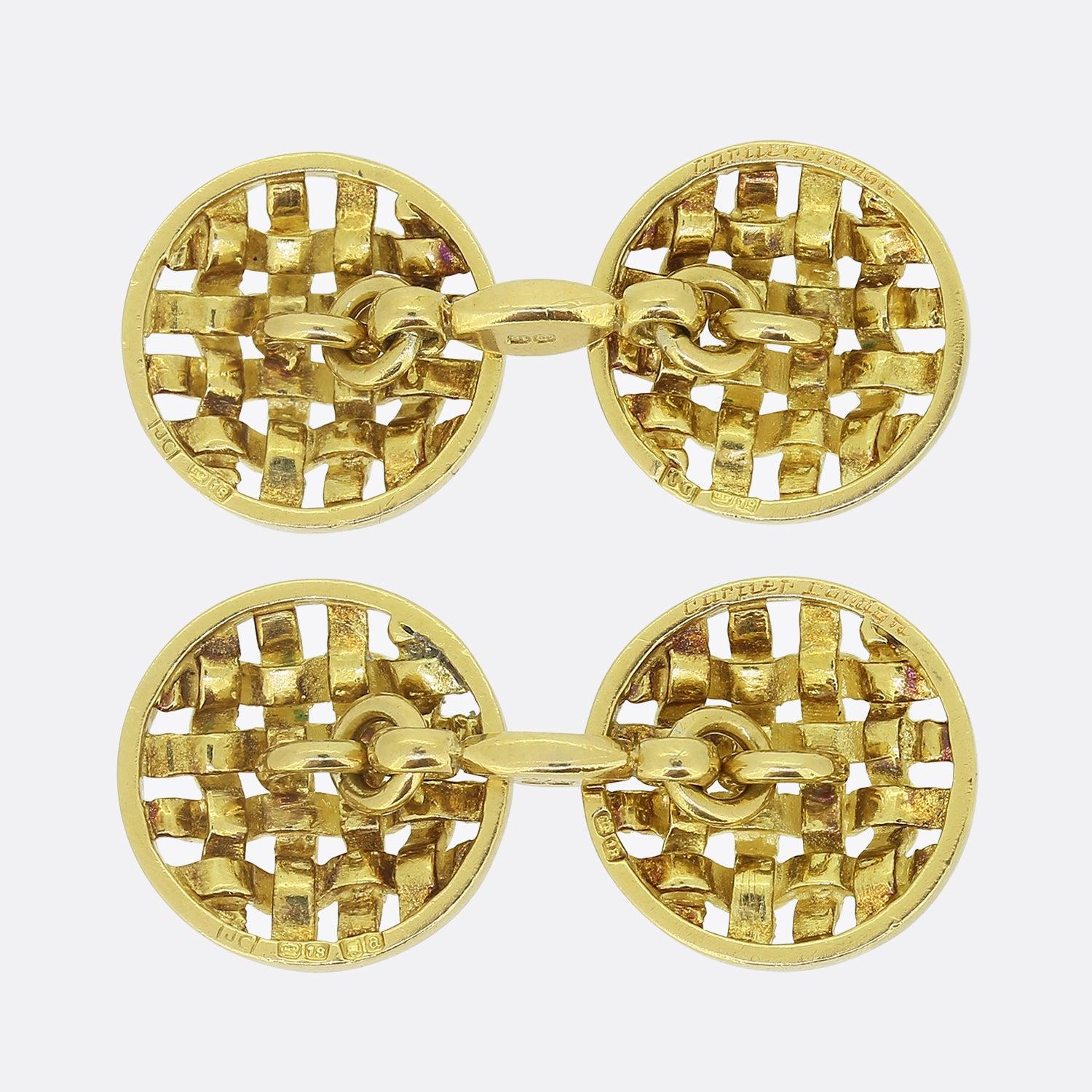 Nous avons ici une élégante paire de boutons de manchette vintage de Cartier. Chaque pièce a été fabriquée en or jaune 18ct de forme circulaire et possède une riche patine. Ces motifs ronds mettent ensuite en valeur un centre tissé ouvert. Une paire