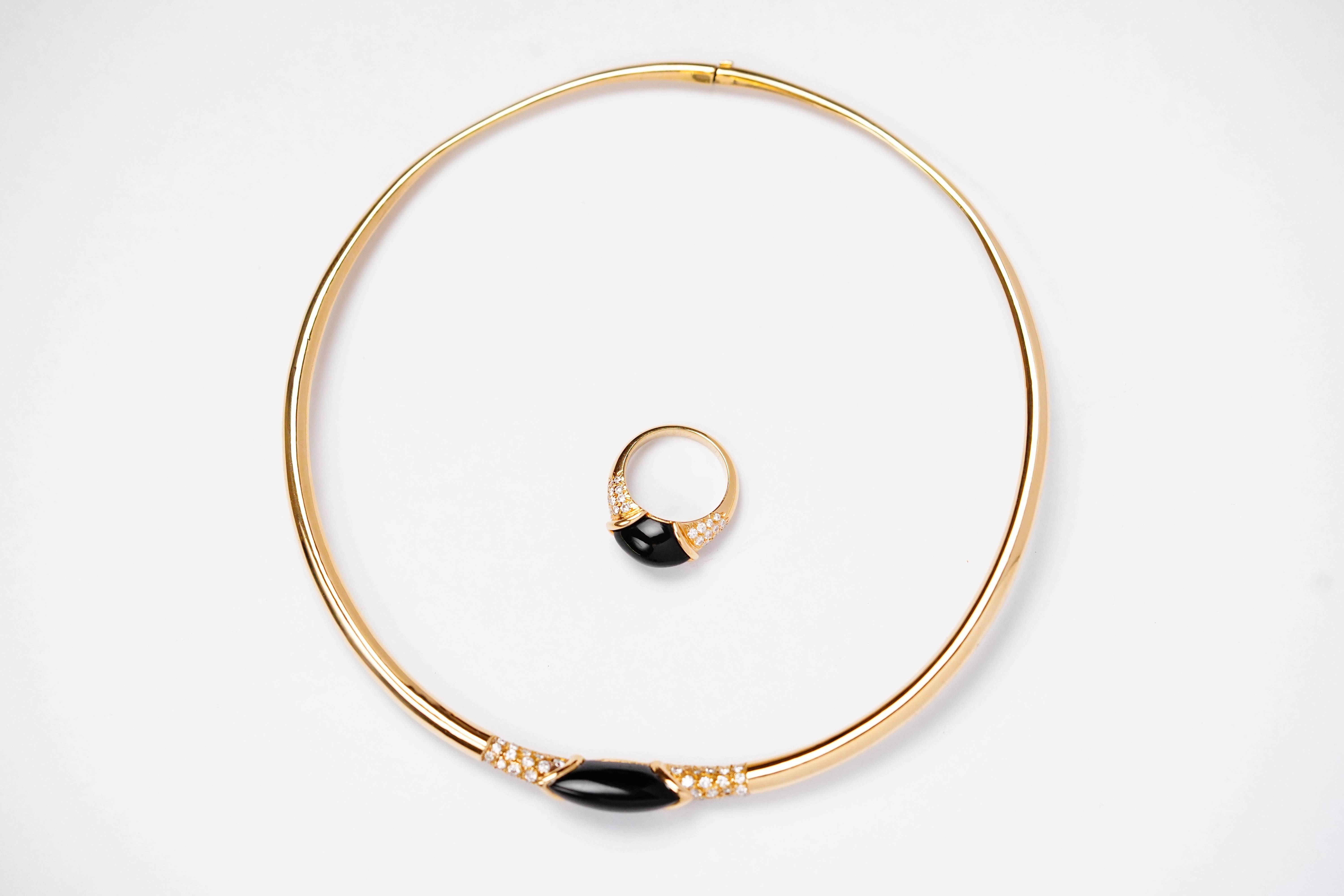 Cette élégante et chic parure vintage a été créée par la maison Cartier et se compose d'un superbe collier et d'une bague assortie - une parure vraiment insaisissable, rare et opulente !
Réalisé en or jaune massif 18 carats, il présente un design