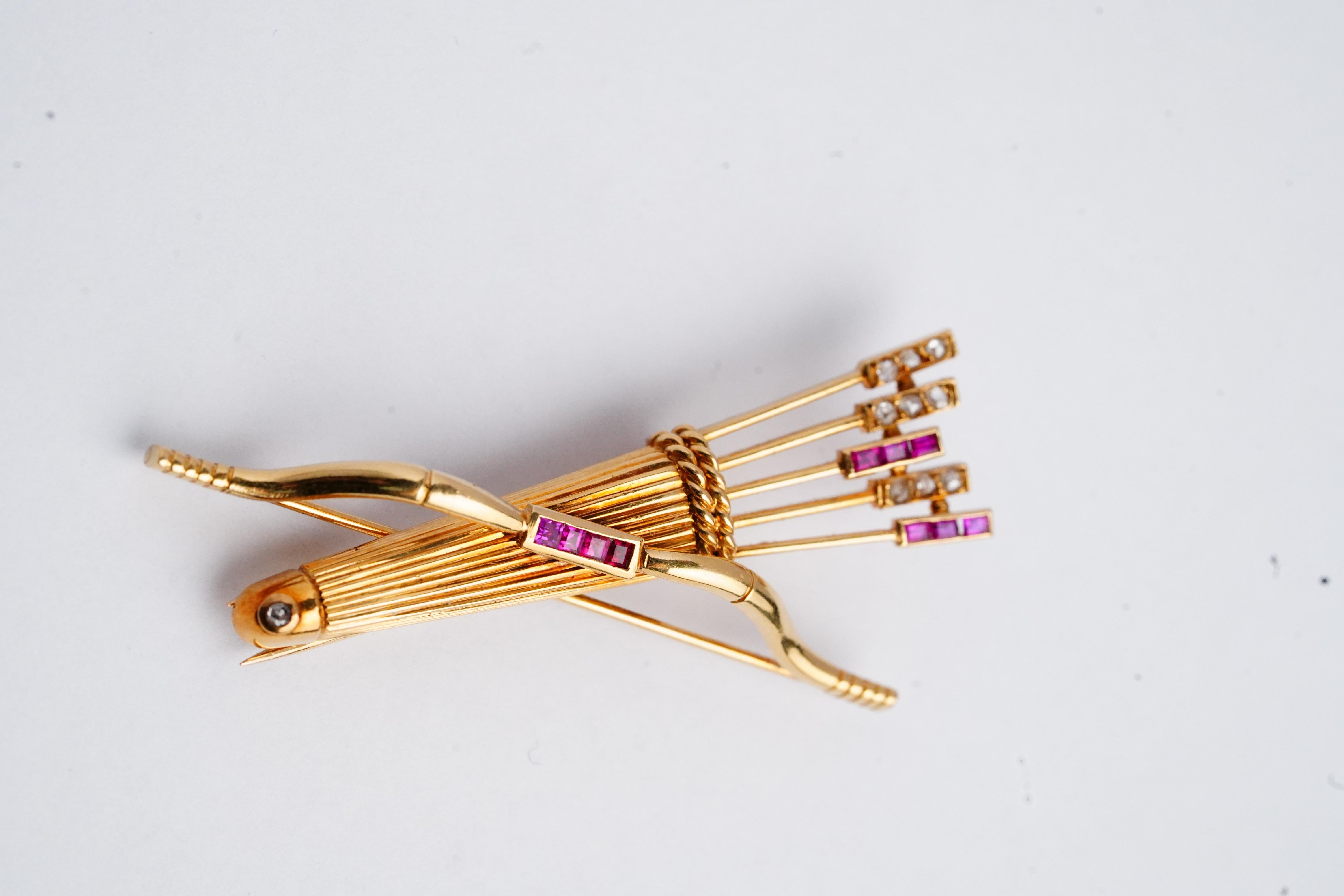 Alfiler broche vintage Cartier de oro amarillo, diamantes, rubíes, lazo y flechas en venta 2