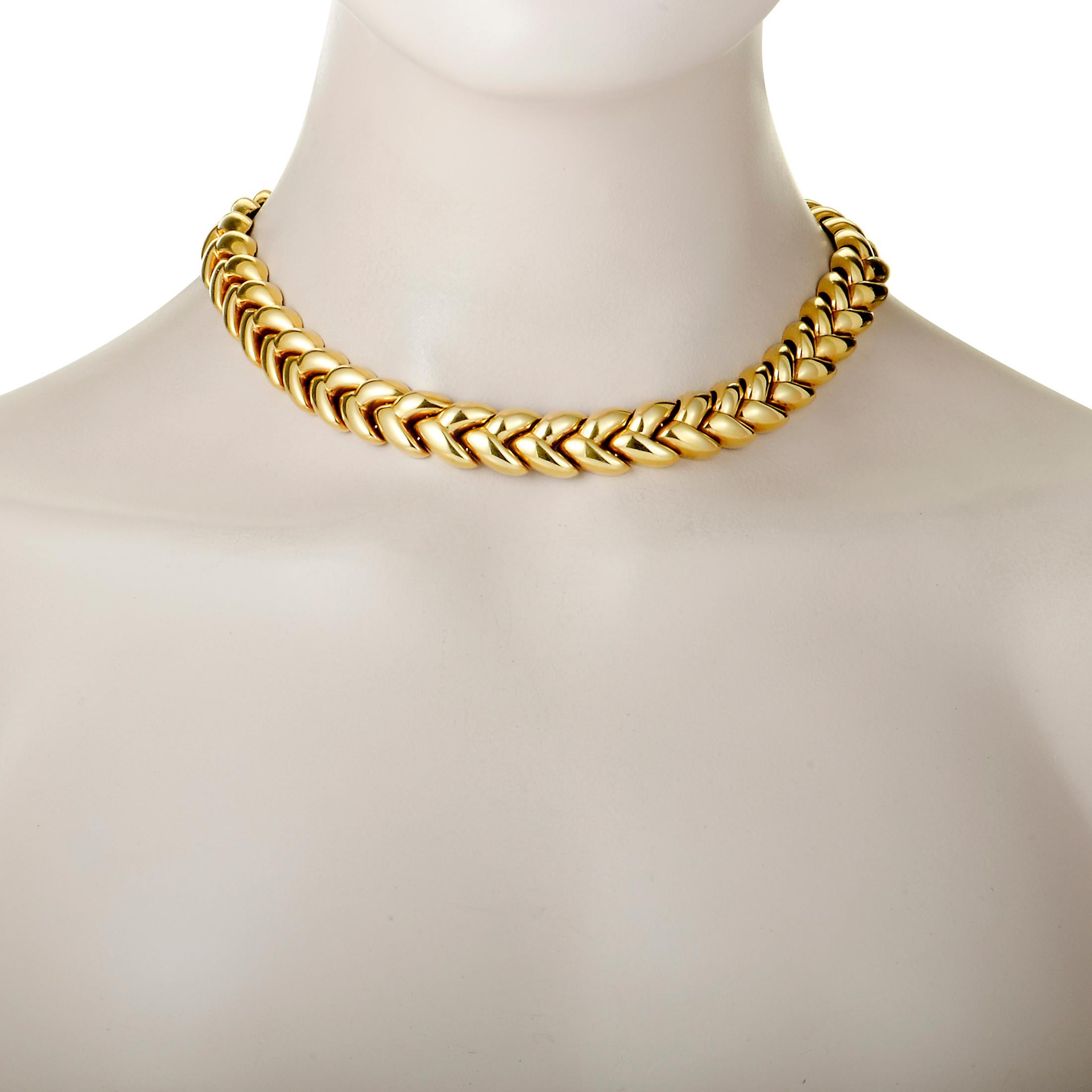 This compelling vintage piece from Cartier boasts a stunningly intricate design and offers an incredibly prestigious look that will add a luxe touch to your ensembles. The necklace is masterfully crafted from 18K yellow gold and it weighs 121.6