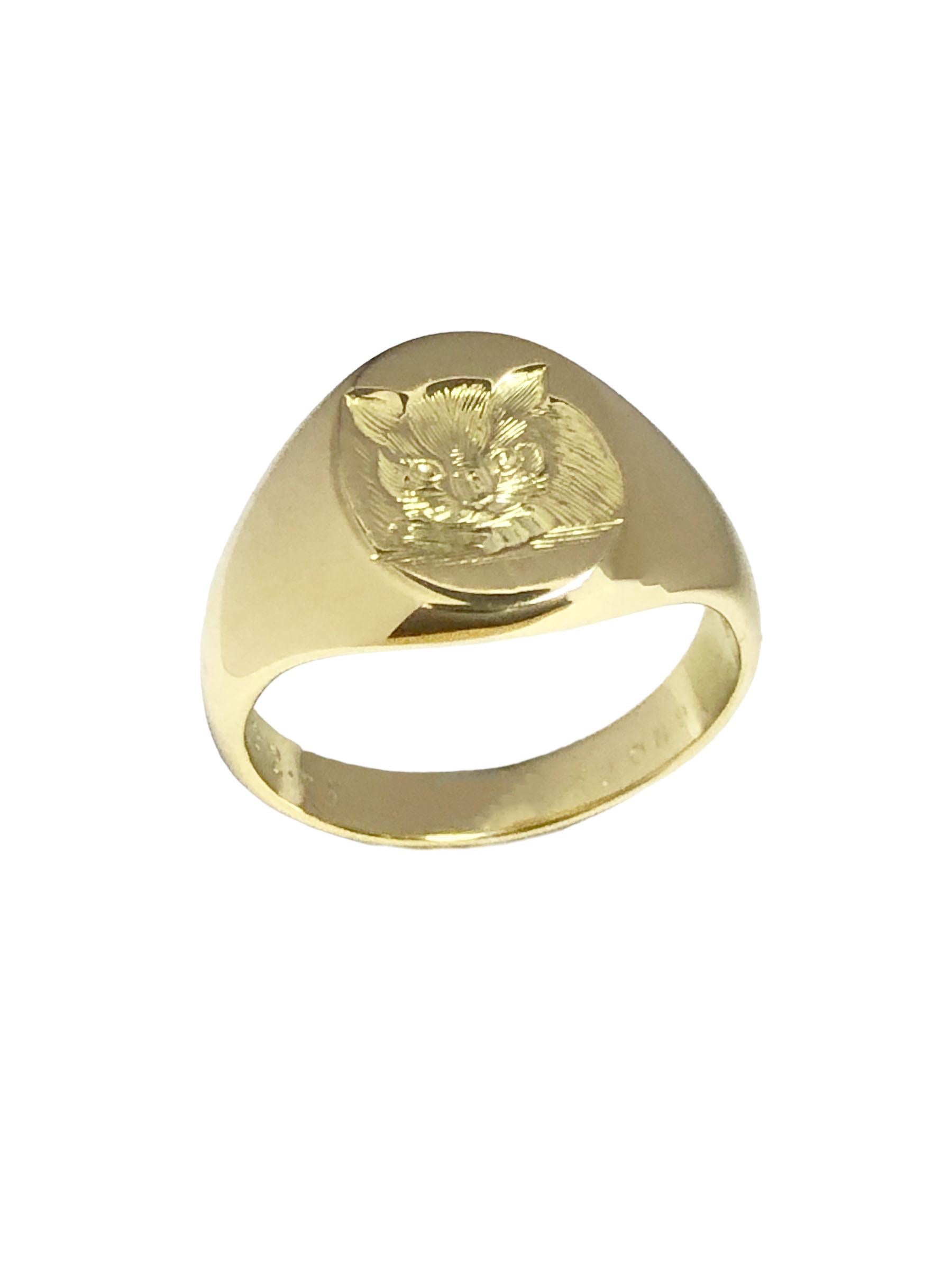 CIRCA 1970 Cartier 18k Gelbgold Siegelring die oberen Maßnahmen 1/2 x 3/8 Zoll und verfügt über eine tiefe Hand ziseliert Darstellung einer Katze. Wiegt 9,4 Gramm, Fingergröße 7 1/2, signiert, nummeriert und kommt in der ursprünglichen