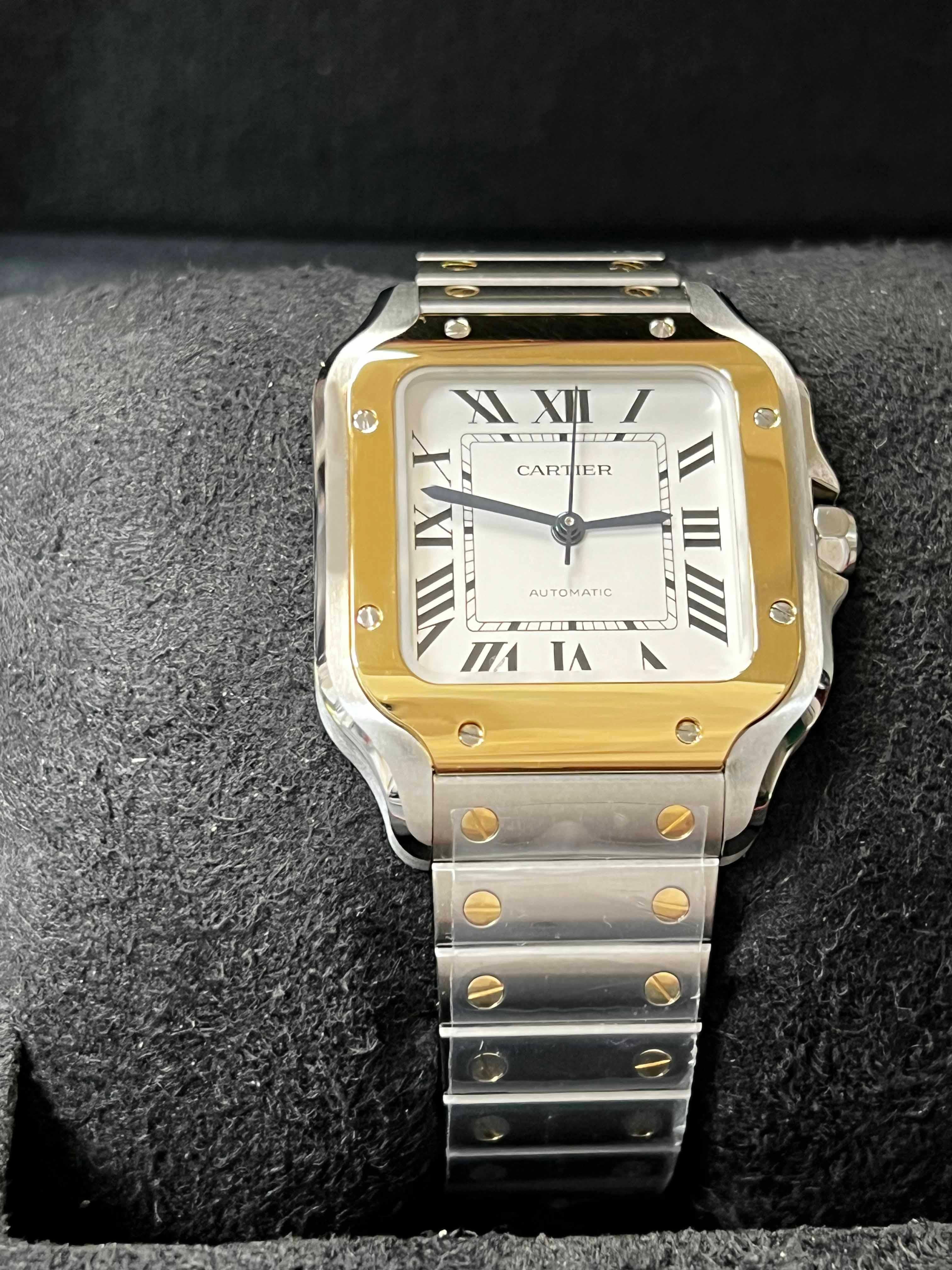 Número de estilo: W2SA0016 / Ref 4075

 

Model No: Santos

 

Material de la caja: Acero inoxidable 

 

Pulsera: Oro amarillo de 18 quilates y acero inoxidable 

 

Bisel:  oro amarillo de 18 quilates 

 

Esfera: Plateada

 

Cara: Cristal de