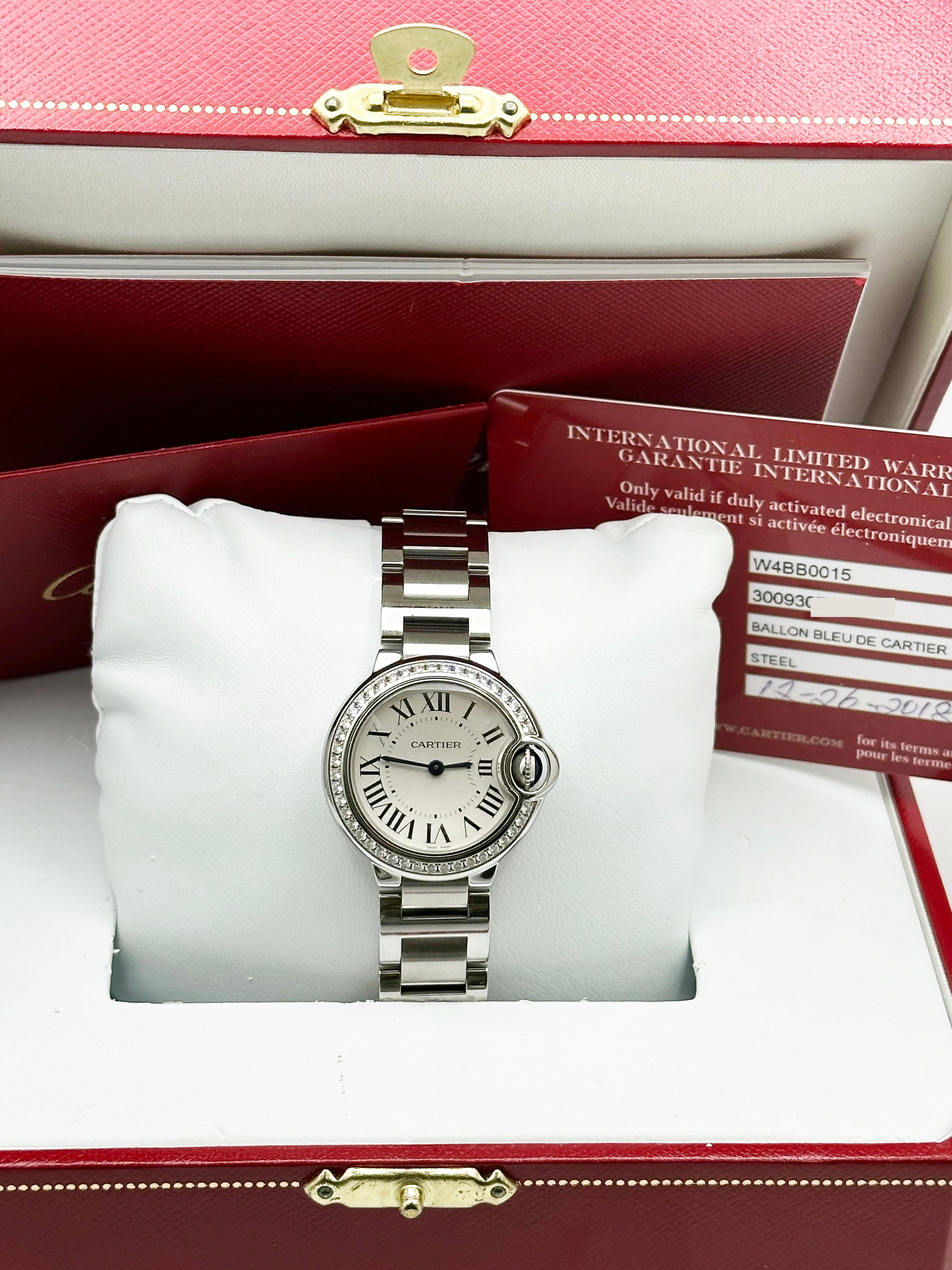 Style Nummer: W4BB0015 / Ref 3009


Jahr: 2018

 

Modell: Damen Ballon Bleu

 

MATERIAL des Gehäuses: Rostfreier Stahl 

 

Band: Rostfreier Stahl 

 

Lünette: Original Diamant-Lünette 

 

Zifferblatt: Silber

 

Gesicht: Saphirglas 


