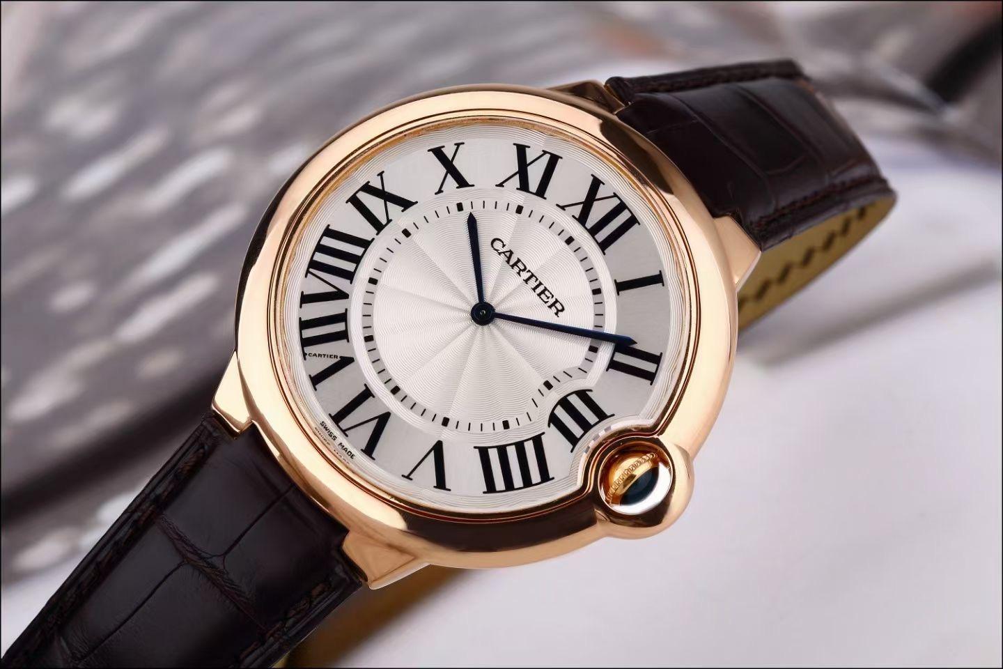 The beautiful Cartier W6920054 watch features a 18kt rose gold 46mm case, with a fixed 18kt rose gold bezel, and a silver dial covered by a sapphire crystal. The stylish wristwatch is equipped with an exclusive alligator leather which combines