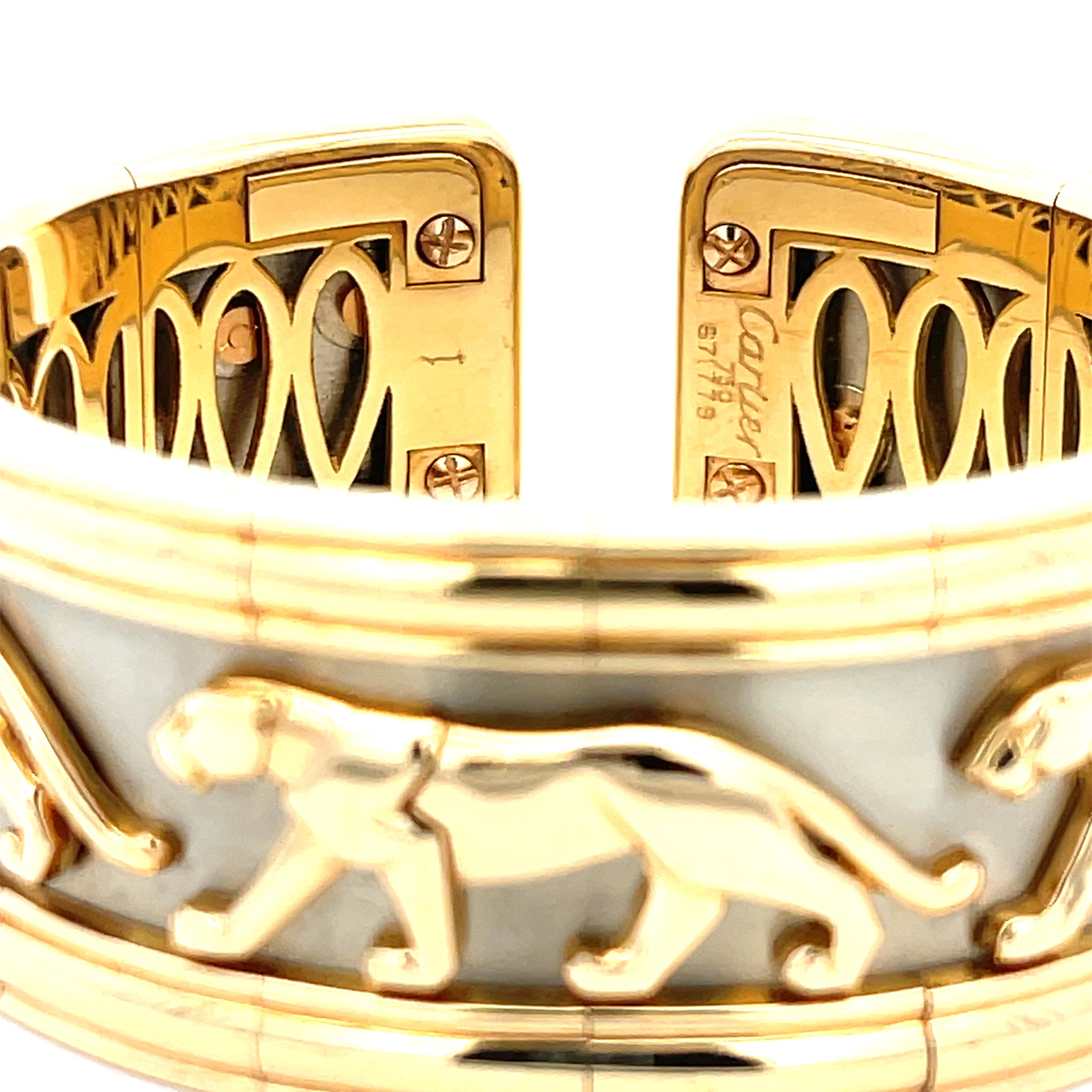 Cartier Walking Panther Manschette in 18K Gold. Die Manschette ist signiert Cartier 750 mit Hersteller und Französisch Prüfzeichen. Vintage Cartier aus den 1980er Jahren. Flexible Manschette mit einem Innenumfang von ca. bis zu 6,5 Zoll. Wiegt 109,6