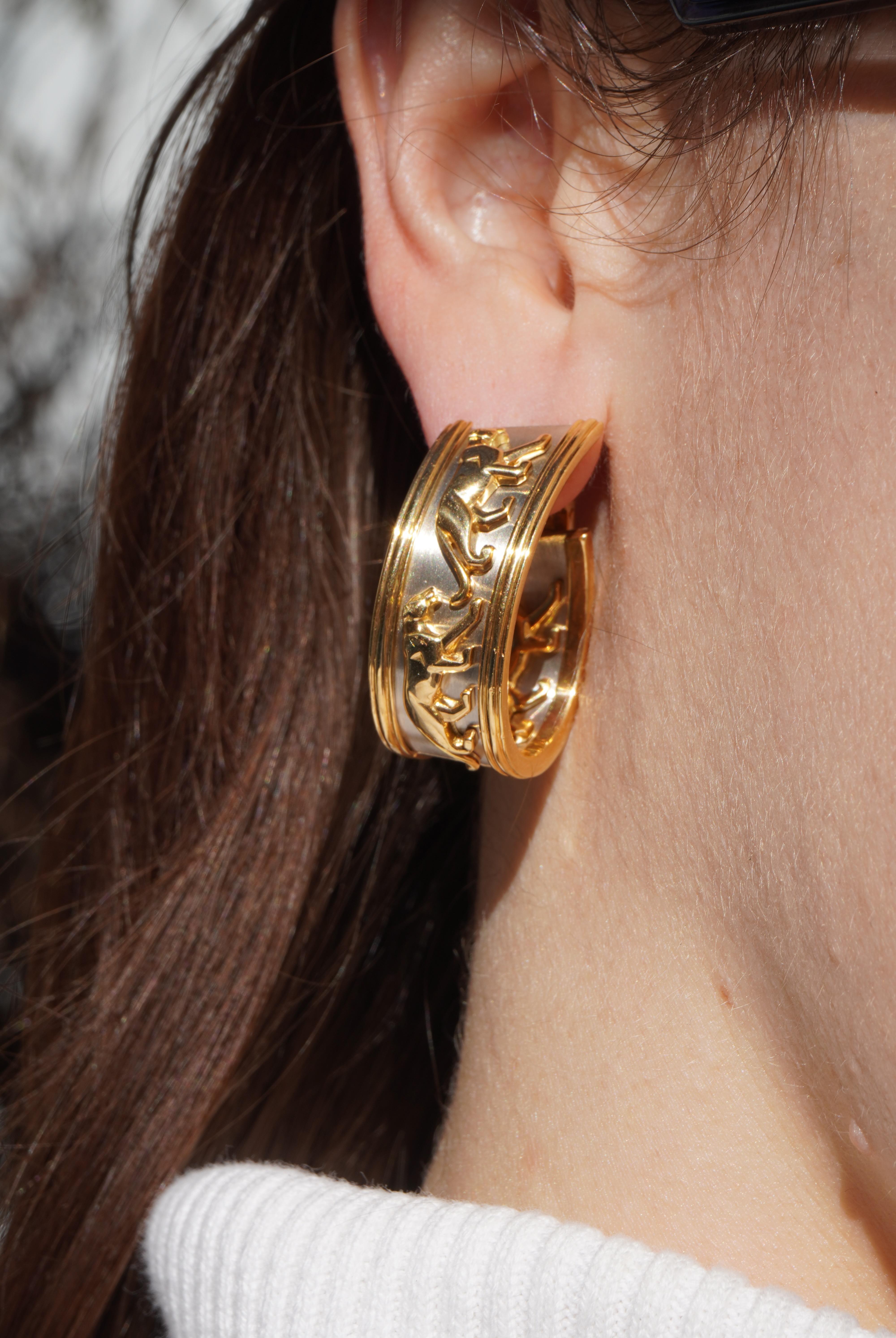 Questi orecchini a cerchio vintage Cartier Panthère, risalenti agli anni '80, presentano l'iconico motivo della pantera che cammina, un simbolo duraturo dell'eredità del design di Cartier. Realizzato in oro giallo e bianco 18 carati, ogni cerchio